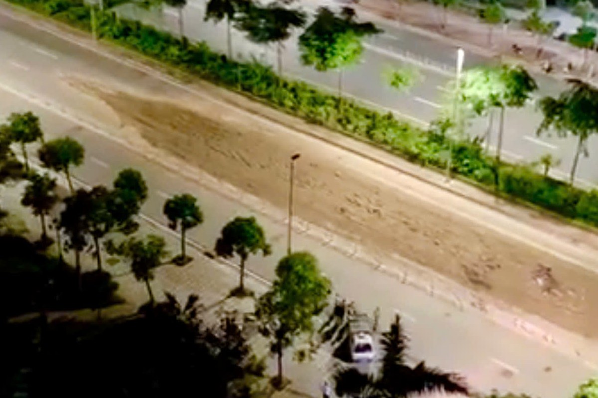 Xử phạt tài xế làm rơi bùn đất trên đường Võ Chí Công- Ảnh 1.