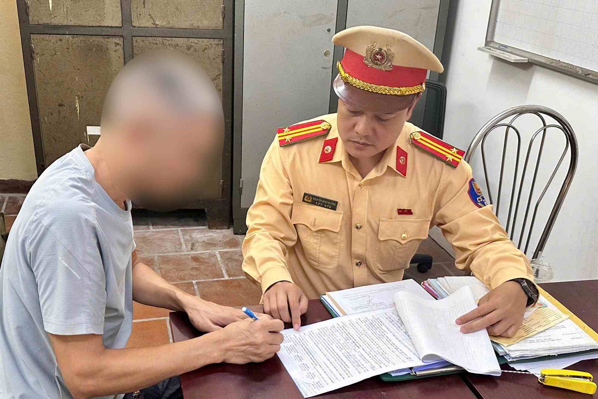 Xử phạt tài xế làm rơi bùn đất trên đường Võ Chí Công- Ảnh 2.