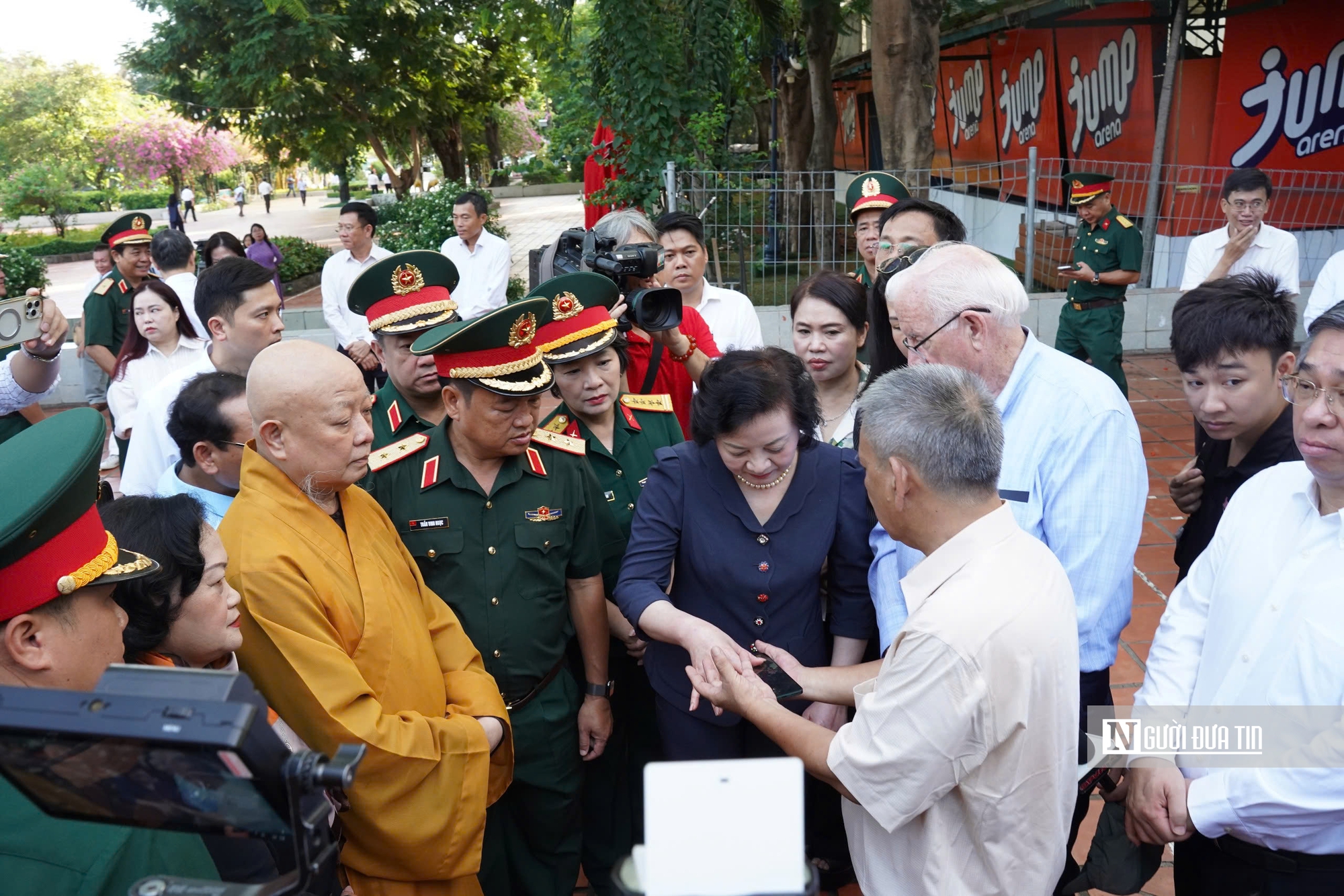 Phó Thủ tướng Phạm Thị Thanh Trà dâng hương, dâng hoa tưởng niệm các anh hùng liệt sĩ tại Công viên Lê Thị Riêng- Ảnh 1. Phó Thủ tướng Phạm Thị Thanh Trà dâng hương, dâng hoa tưởng niệm các anh hùng liệt sĩ tại Công viên Lê Thị Riêng- Ảnh 1.