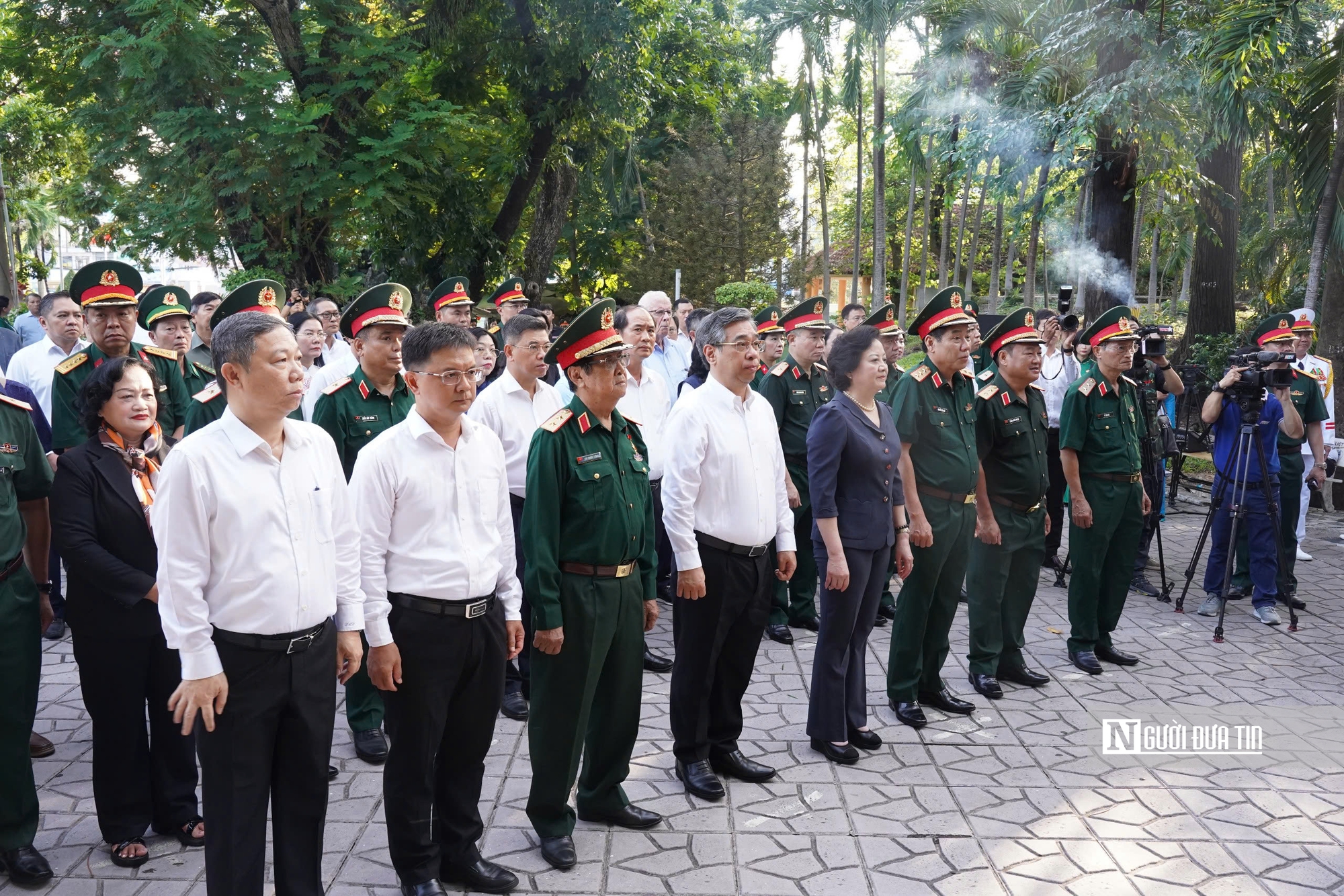 Phó Thủ tướng Phạm Thị Thanh Trà dâng hương, dâng hoa tưởng niệm các anh hùng liệt sĩ tại Công viên Lê Thị Riêng- Ảnh 2. Phó Thủ tướng Phạm Thị Thanh Trà dâng hương, dâng hoa tưởng niệm các anh hùng liệt sĩ tại Công viên Lê Thị Riêng- Ảnh 2.