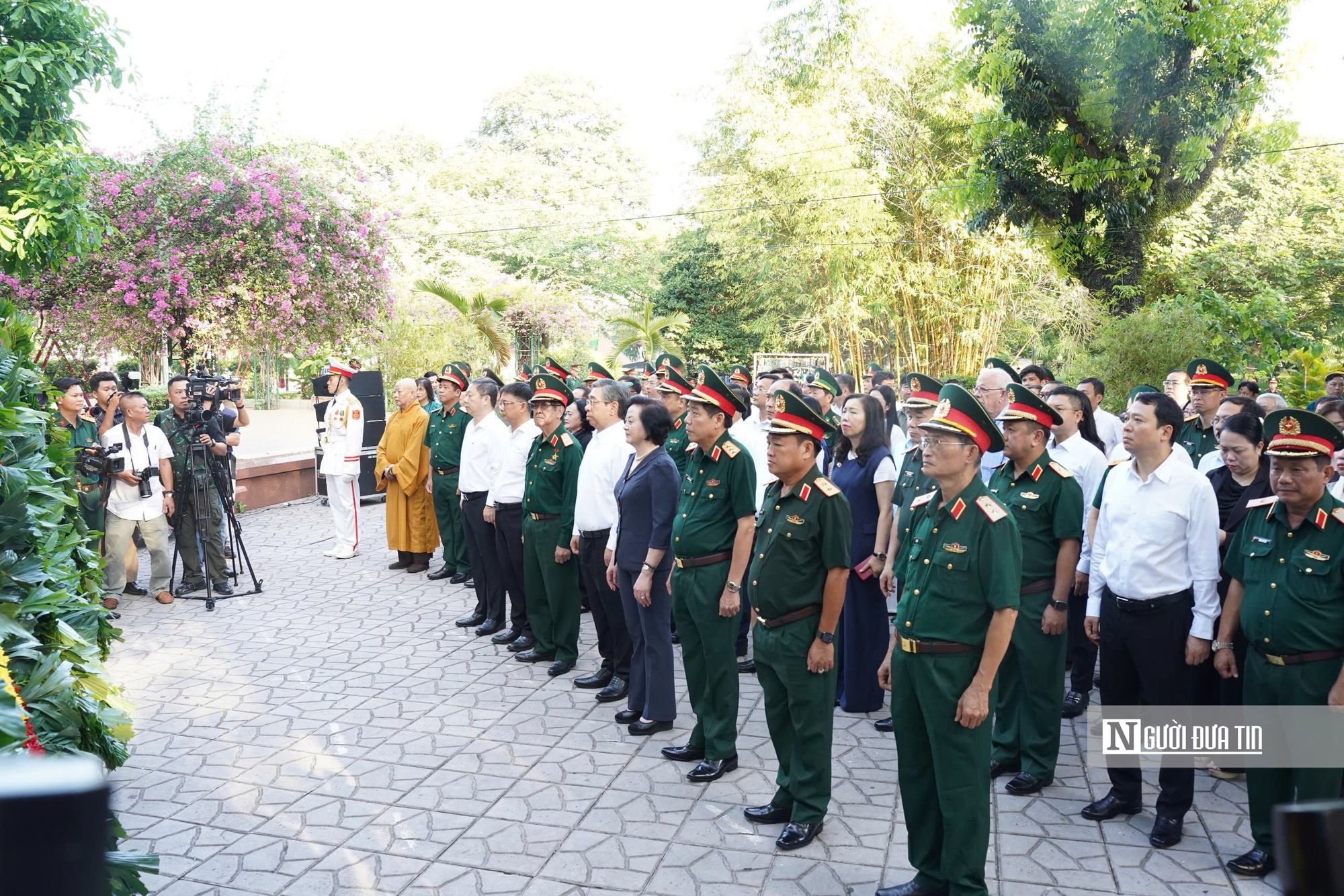 Phó Thủ tướng Phạm Thị Thanh Trà dâng hương, dâng hoa tưởng niệm các anh hùng liệt sĩ tại Công viên Lê Thị Riêng- Ảnh 3. Phó Thủ tướng Phạm Thị Thanh Trà dâng hương, dâng hoa tưởng niệm các anh hùng liệt sĩ tại Công viên Lê Thị Riêng- Ảnh 3.