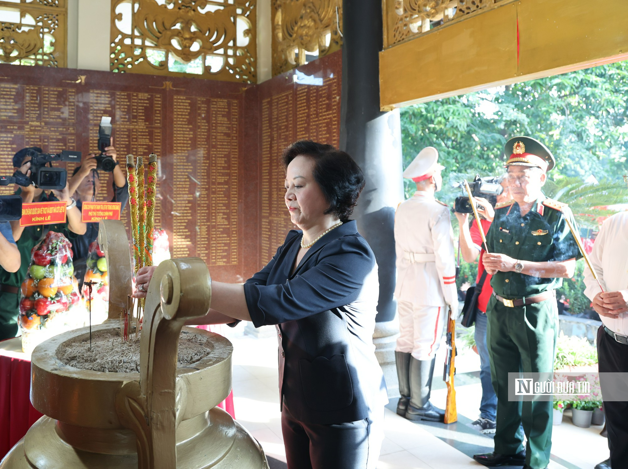 Phó Thủ tướng Phạm Thị Thanh Trà dâng hương, dâng hoa tưởng niệm các anh hùng liệt sĩ tại Công viên Lê Thị Riêng- Ảnh 4. Phó Thủ tướng Phạm Thị Thanh Trà dâng hương, dâng hoa tưởng niệm các anh hùng liệt sĩ tại Công viên Lê Thị Riêng- Ảnh 4.