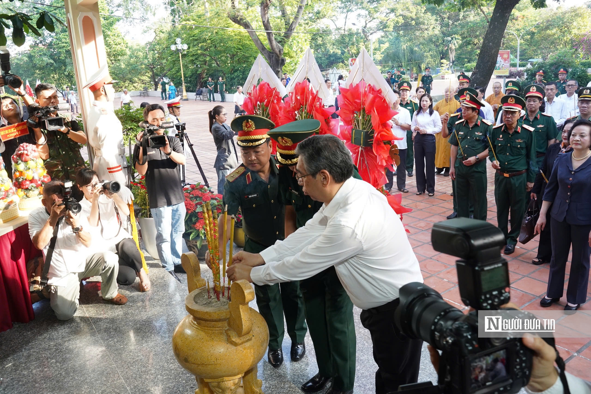 Phó Thủ tướng Phạm Thị Thanh Trà dâng hương, dâng hoa tưởng niệm các anh hùng liệt sĩ tại Công viên Lê Thị Riêng- Ảnh 6. Phó Thủ tướng Phạm Thị Thanh Trà dâng hương, dâng hoa tưởng niệm các anh hùng liệt sĩ tại Công viên Lê Thị Riêng- Ảnh 6.