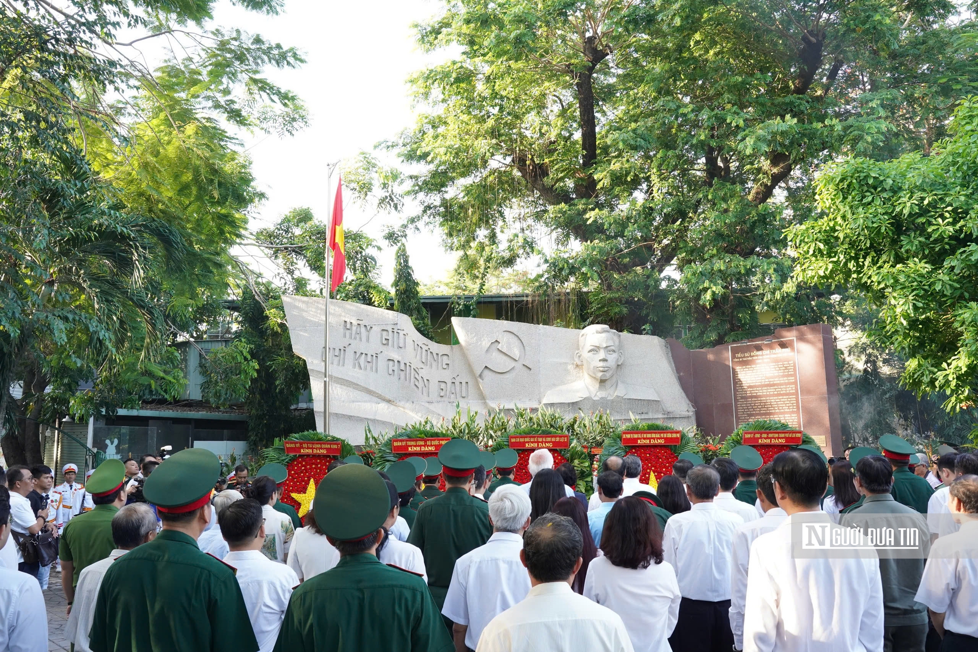 Phó Thủ tướng Phạm Thị Thanh Trà dâng hương, dâng hoa tưởng niệm các anh hùng liệt sĩ tại Công viên Lê Thị Riêng- Ảnh 7. Phó Thủ tướng Phạm Thị Thanh Trà dâng hương, dâng hoa tưởng niệm các anh hùng liệt sĩ tại Công viên Lê Thị Riêng- Ảnh 7.