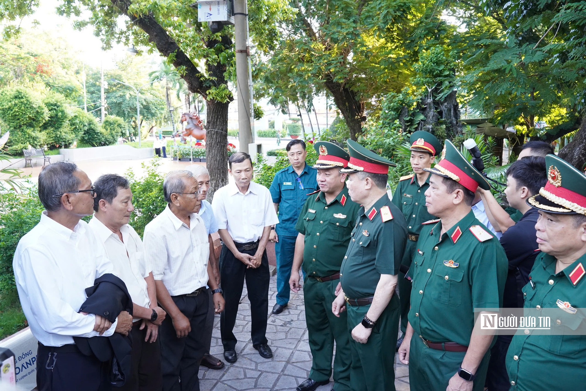 Phó Thủ tướng Phạm Thị Thanh Trà dâng hương, dâng hoa tưởng niệm các anh hùng liệt sĩ tại Công viên Lê Thị Riêng- Ảnh 8. Phó Thủ tướng Phạm Thị Thanh Trà dâng hương, dâng hoa tưởng niệm các anh hùng liệt sĩ tại Công viên Lê Thị Riêng- Ảnh 8.