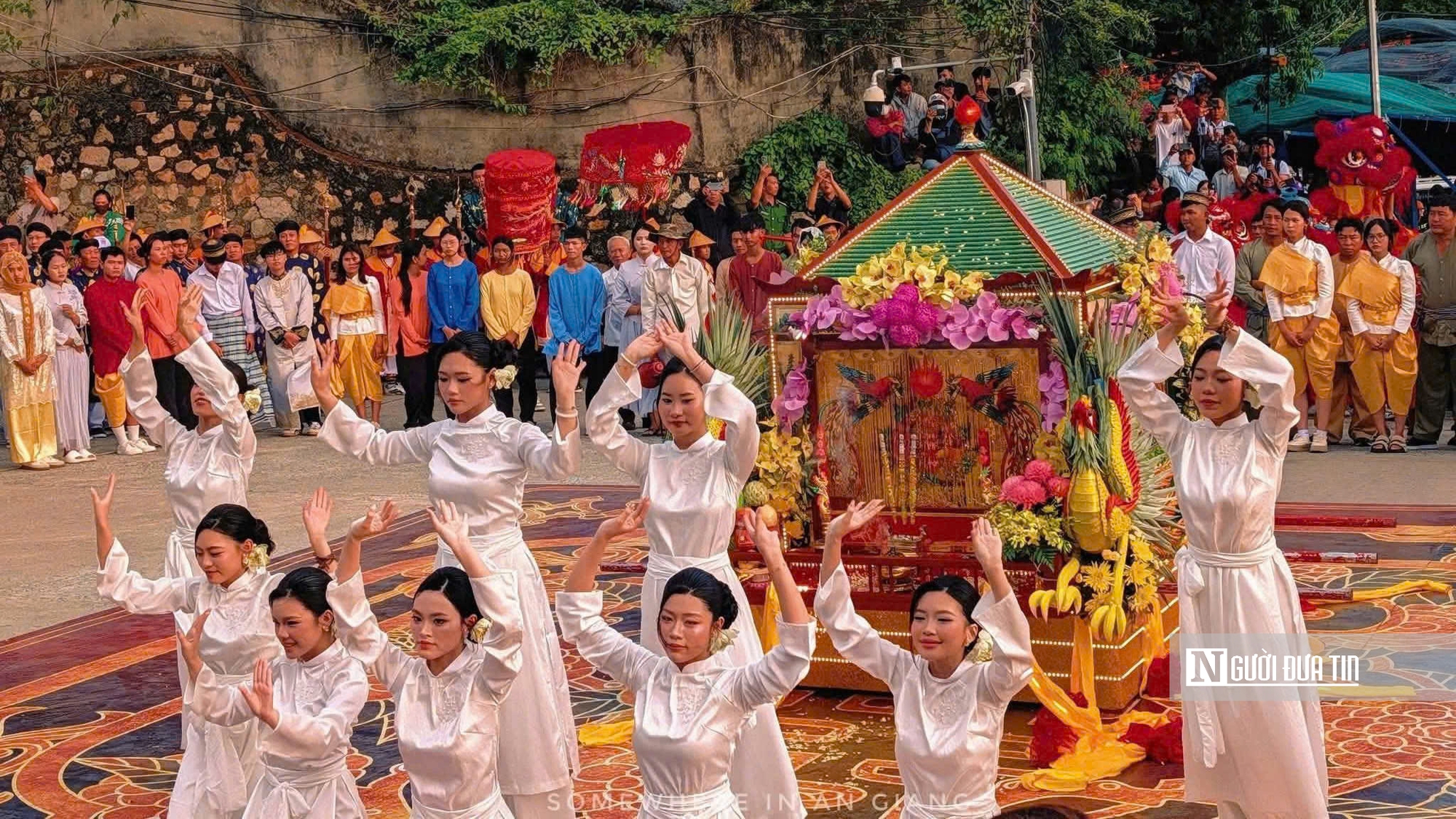Núi Sam đông nghịt khách trong mùa lễ hội Vía Bà Chúa Xứ - Ảnh 11.