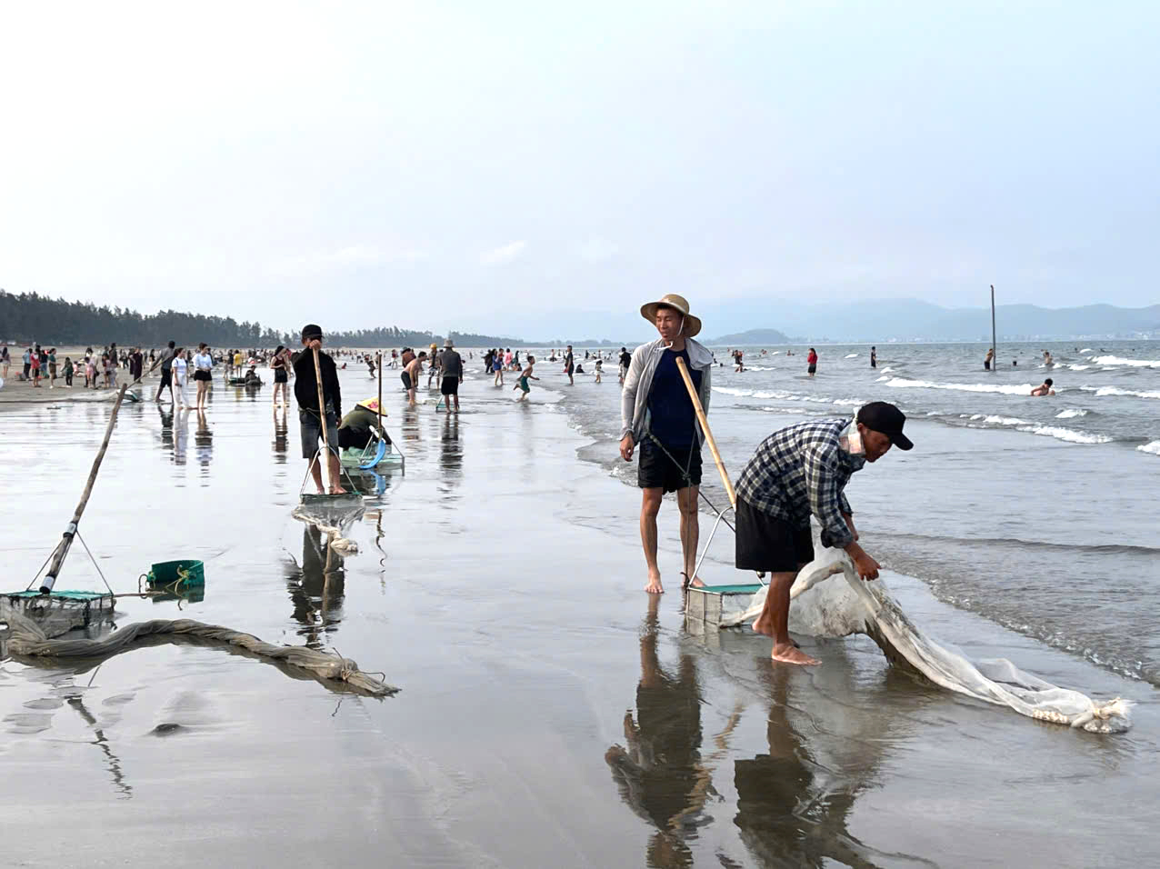 Ngư d&acirc;n chạy đua với thuỷ triều, c&agrave;o &ldquo;lộc trời&rdquo; kiếm tiền triệu mỗi ng&agrave;y- Ảnh 11.