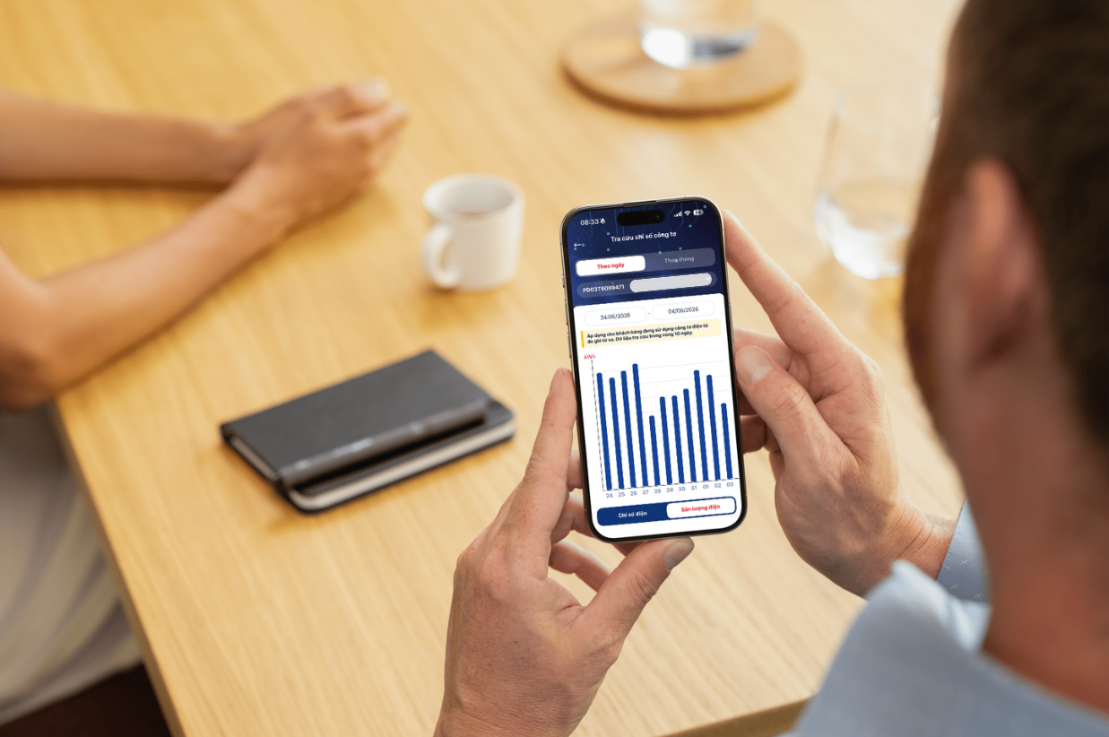 Khuyến khích khách hàng thường xuyên theo dõi điện năng tiêu thụ hàng ngày qua App EVNHANOI - Ảnh 2.