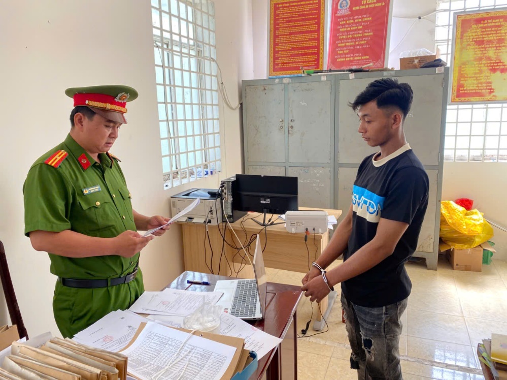 "Quan hệ" với người yêu nhí quen trên mạng, thanh niên bị khởi tố, bắt tạm giam- Ảnh 1. "Quan hệ" với người yêu nhí quen trên mạng, thanh niên bị khởi tố, bắt tạm giam- Ảnh 1.