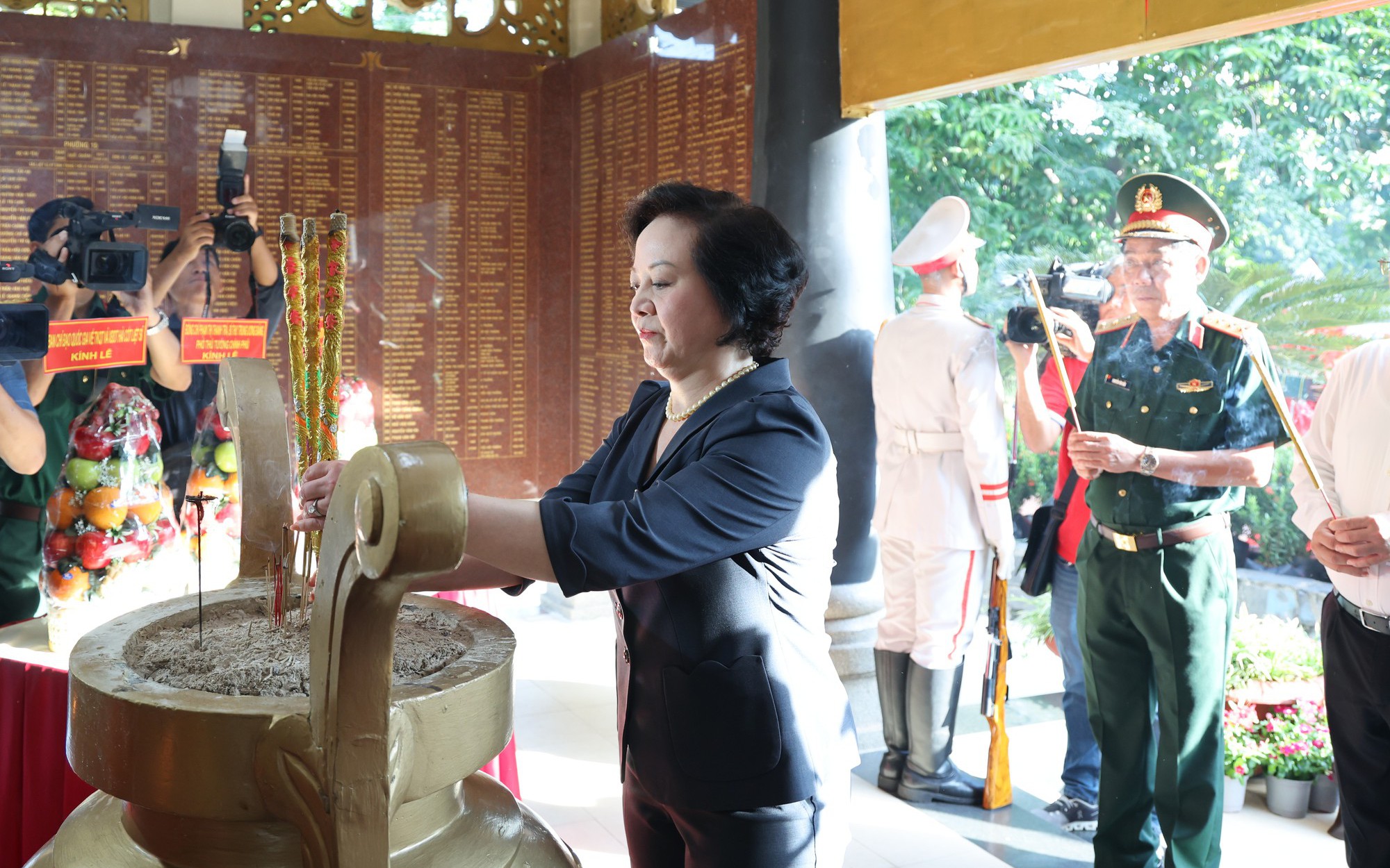 Tp.HCM tưởng niệm anh linh liệt sĩ, đồng b&agrave;o y&ecirc;u nước tại C&ocirc;ng vi&ecirc;n L&ecirc; Thị Ri&ecirc;ng- Ảnh 14.