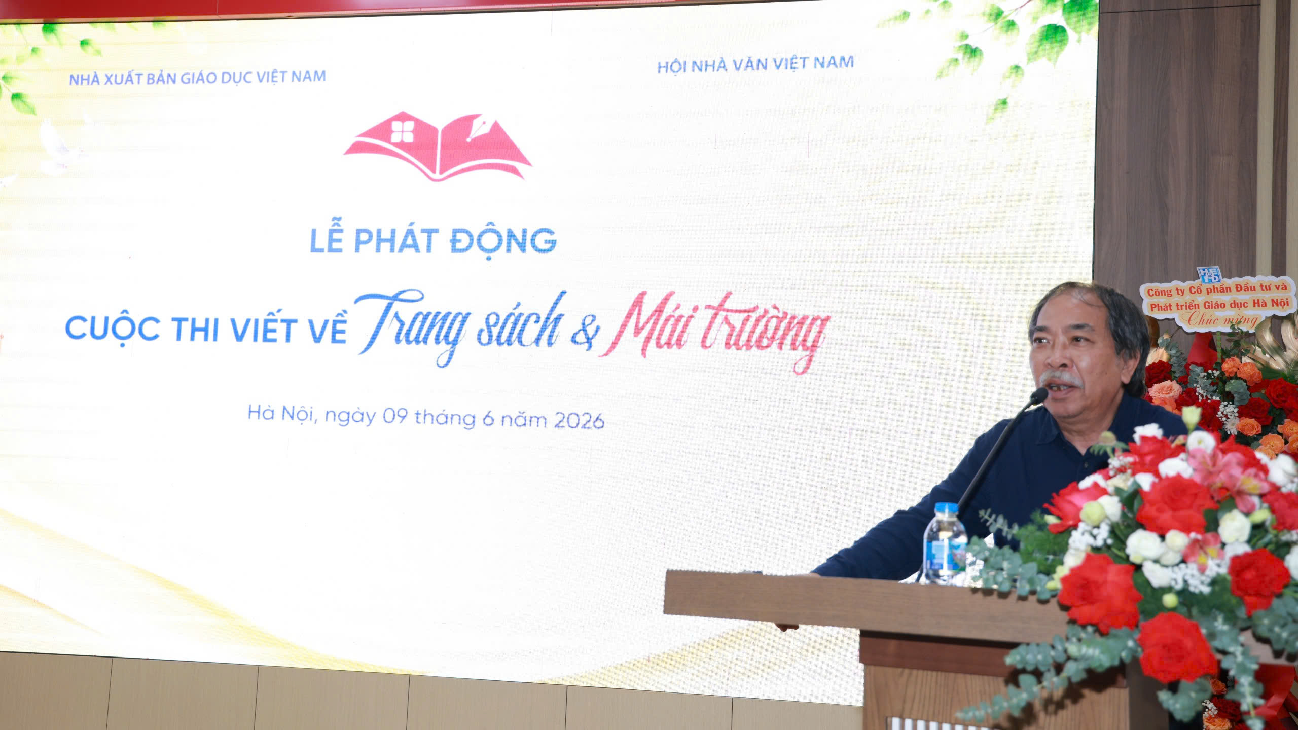 NXBGDVN khơi dậy ký ức và giá trị giáo dục từ trang sách và mái trường- Ảnh 2. NXBGDVN khơi dậy ký ức và giá trị giáo dục từ trang sách và mái trường- Ảnh 2.
