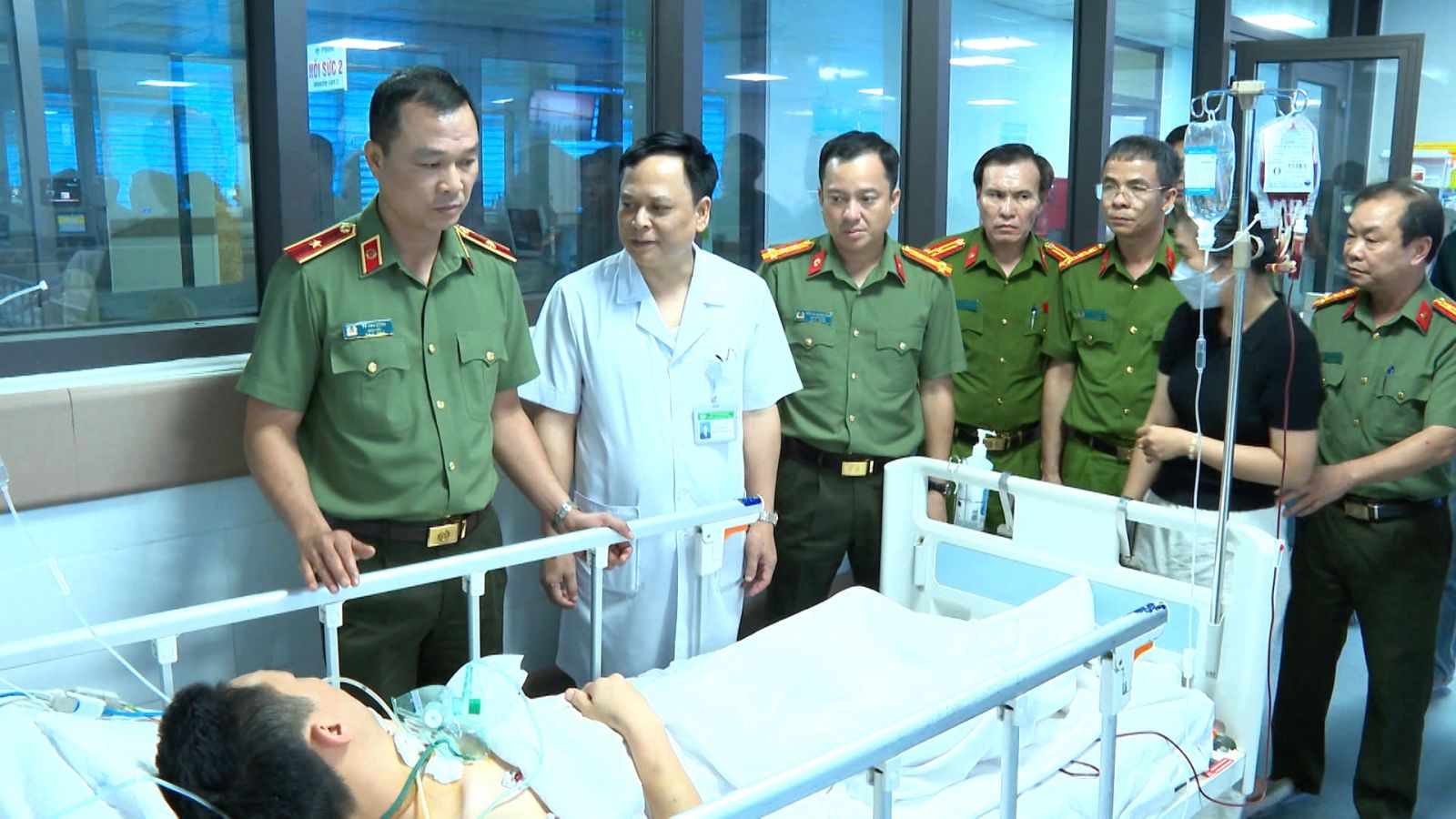 Trung tá cảnh sát bị thương khi dũng cảm khống chế đối tượng nghiện ma túy- Ảnh 1. Trung tá cảnh sát bị thương khi dũng cảm khống chế đối tượng nghiện ma túy- Ảnh 1.