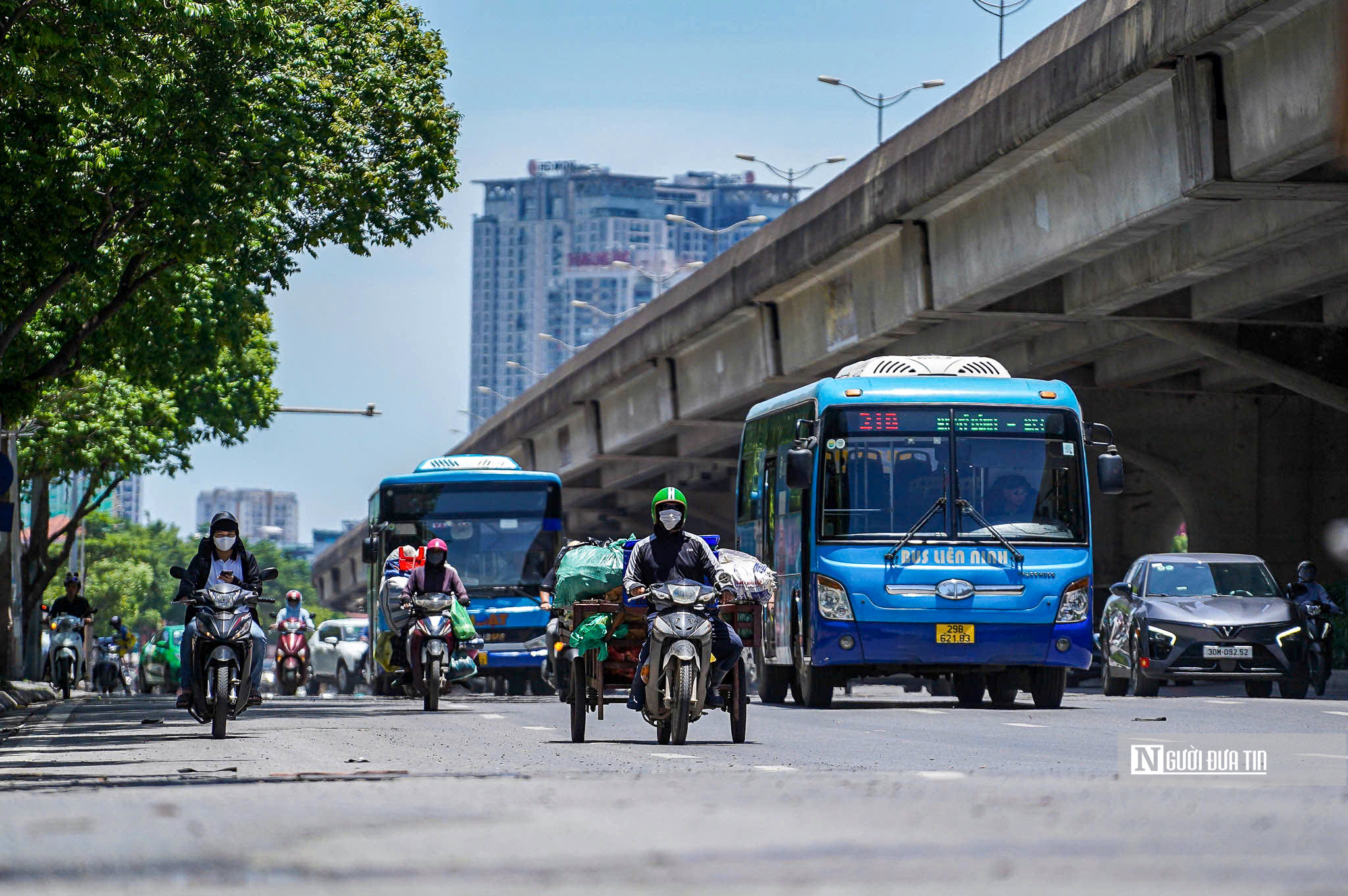 50 phút chạy xe giữa nắng gắt gần 40 độ ở Hà Nội, người đàn ông bị bỏng rát da- Ảnh 2.