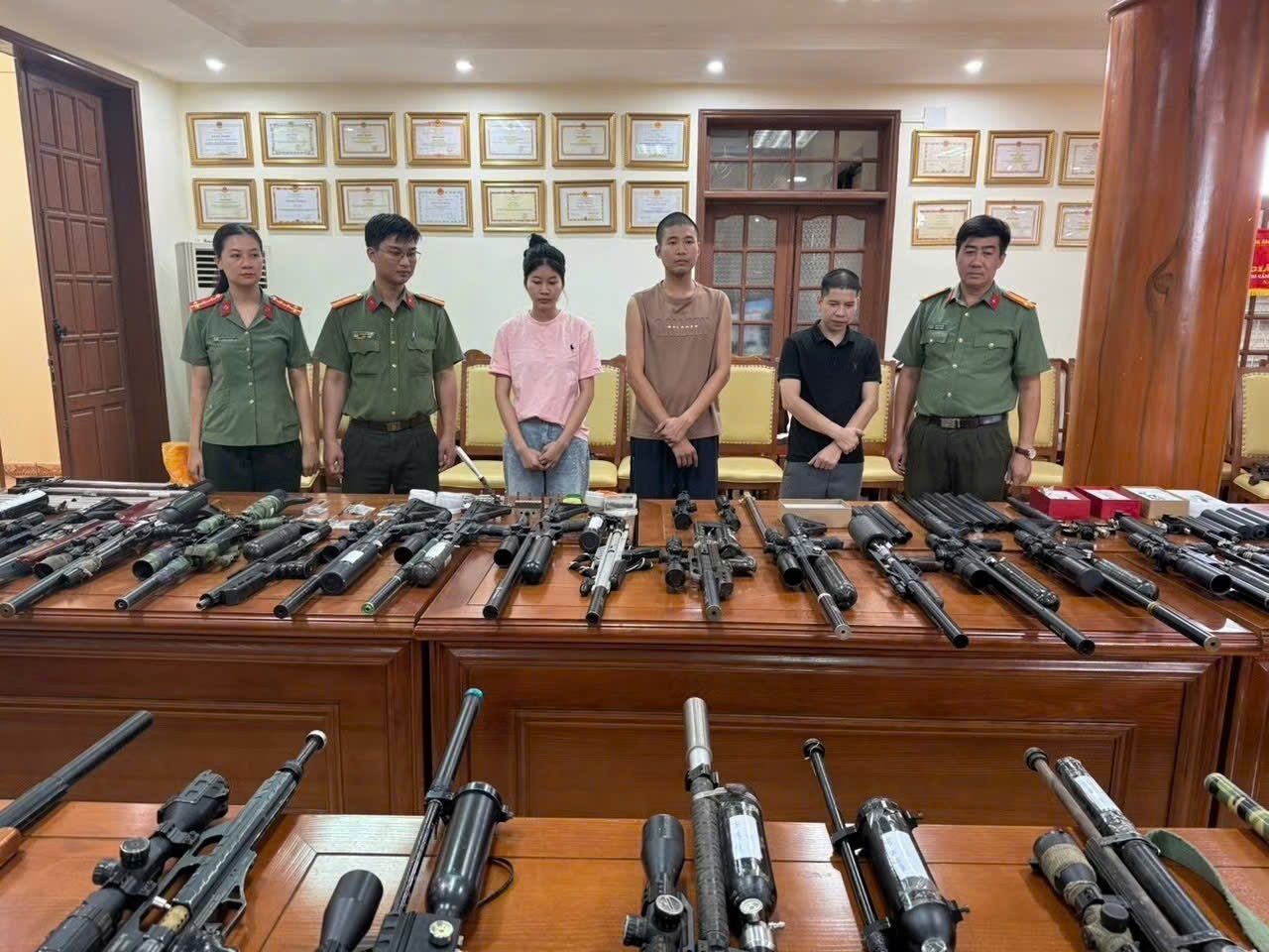 Hành trình phá chuyên án chế tạo, mua bán vũ khí quân dụng đặc biệt lớn trên không gian mạng- Ảnh 1.