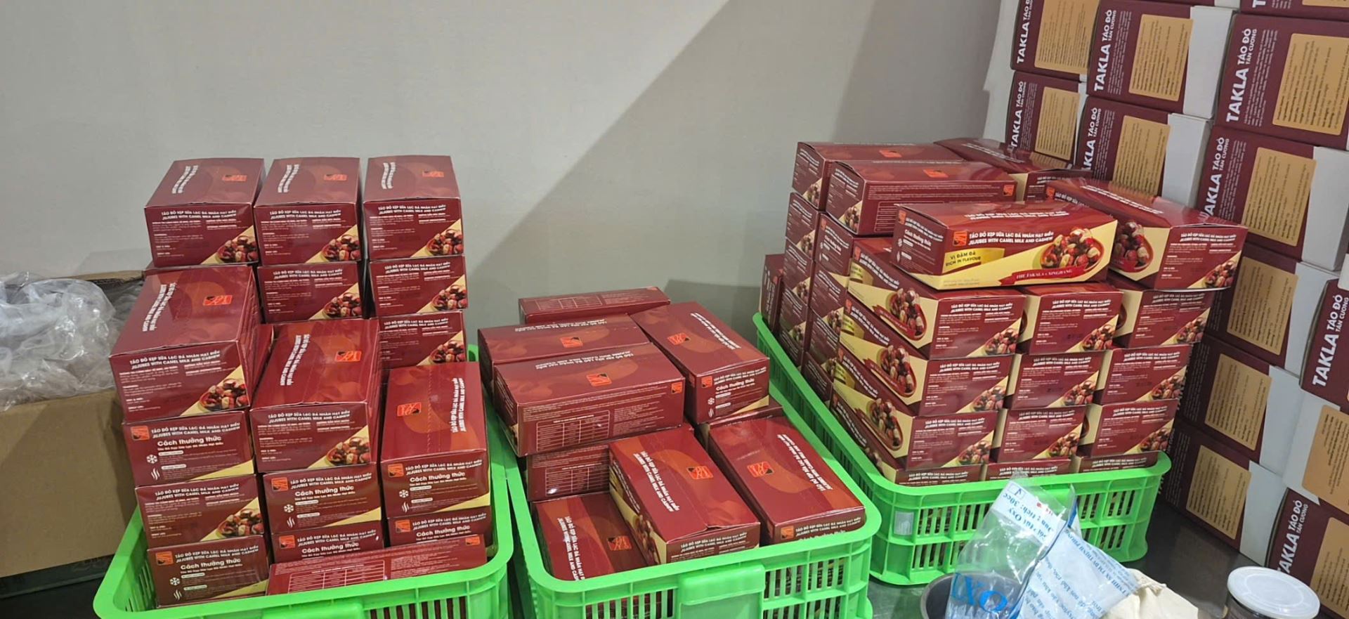 Đột kích đường dây làm thực phẩm giả bán rầm rộ trên TikTok Shop và Shopee, bắt 3 giám đốc- Ảnh 1.