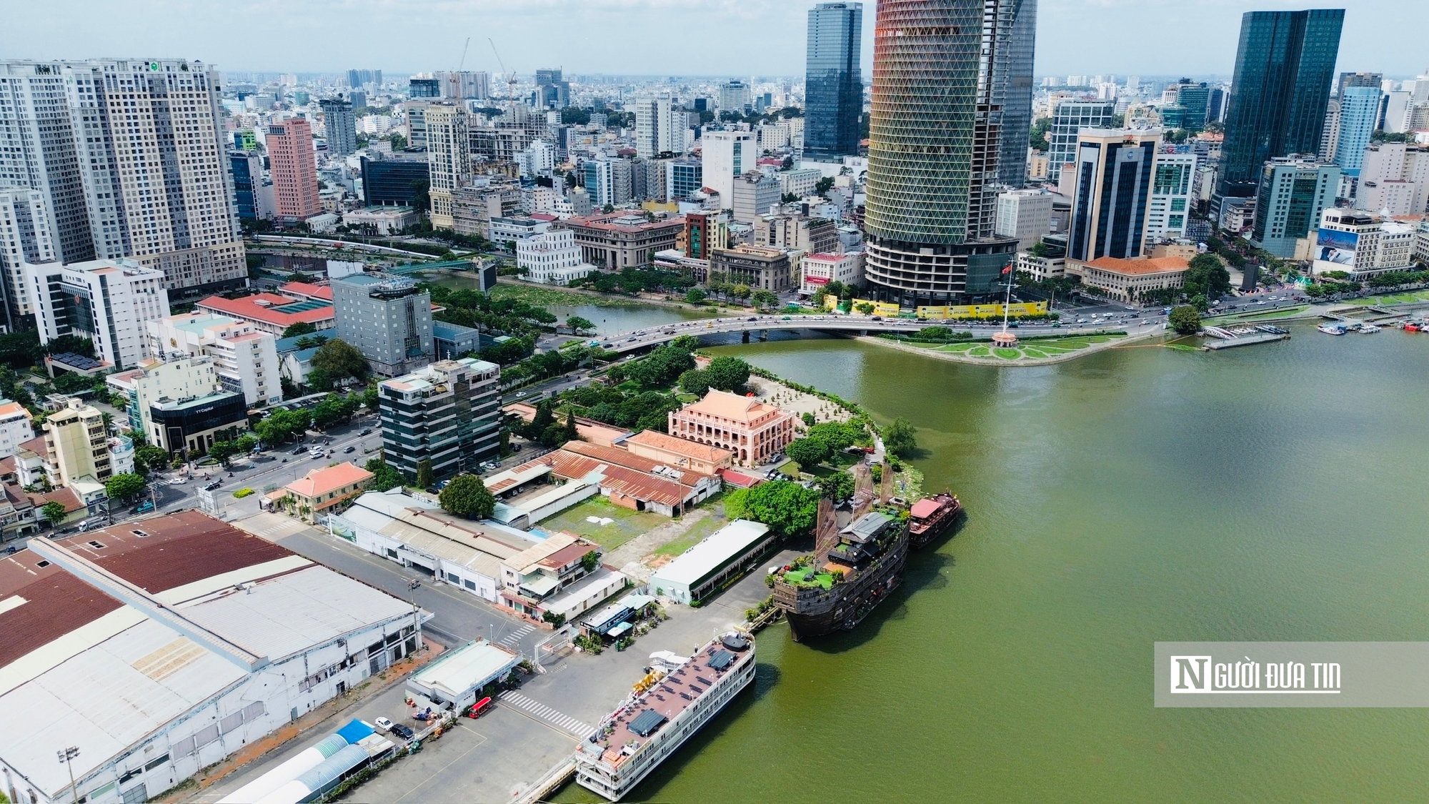 Rực rỡ chào mừng kỷ niệm 50 năm thành phố mang tên Chủ tịch Hồ Chí Minh - Ảnh 1.