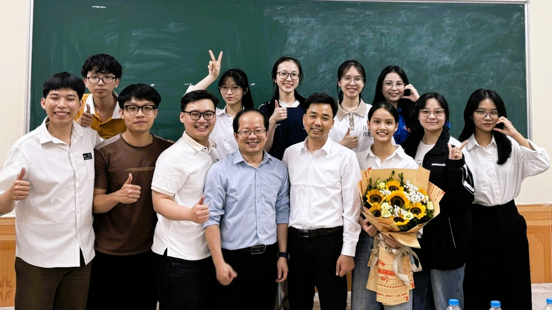 Từ cô bé nghèo có tuổi thơ cơ cực đến nữ thủ khoa tốt nghiệp ĐH Sư phạm Hà Nội - Ảnh 2.