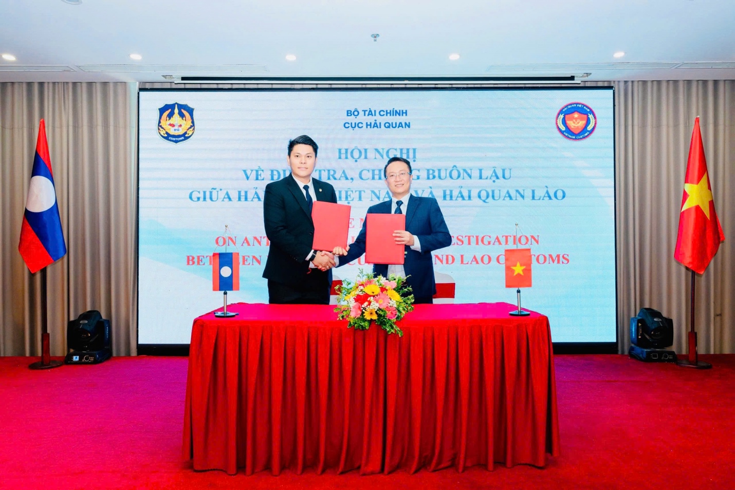 Hải quan Việt Nam và Hải quan Lào tăng cường hợp tác chống buôn lậu - Ảnh 1.