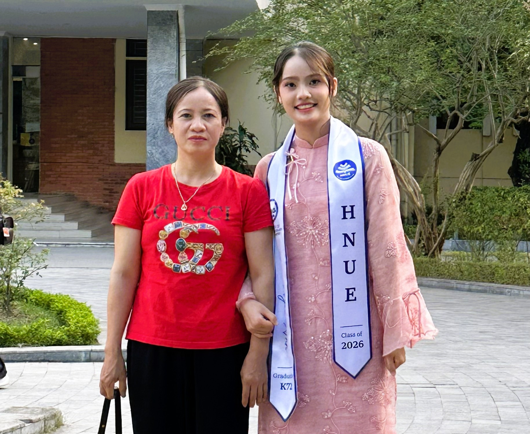 Từ c&ocirc; b&eacute; ngh&egrave;o c&oacute; tuổi thơ cơ cực đến nữ thủ khoa tốt nghiệp ĐH Sư phạm H&agrave; Nội - Ảnh 3.