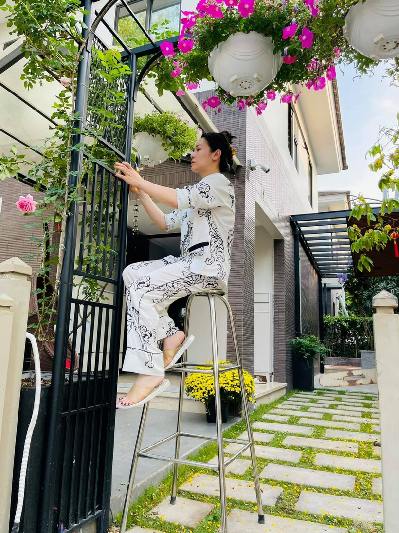 Ca sĩ Nhật Kim Anh mặc giản dị, bán kẹo kéo và hát bên đường gây xôn xao - Ảnh 5.