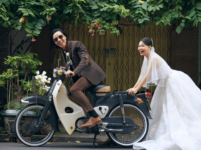 Nghệ sĩ Việt Hương diện váy cưới, kỷ niệm 20 năm hôn nhân với ông xã - Ảnh 1.