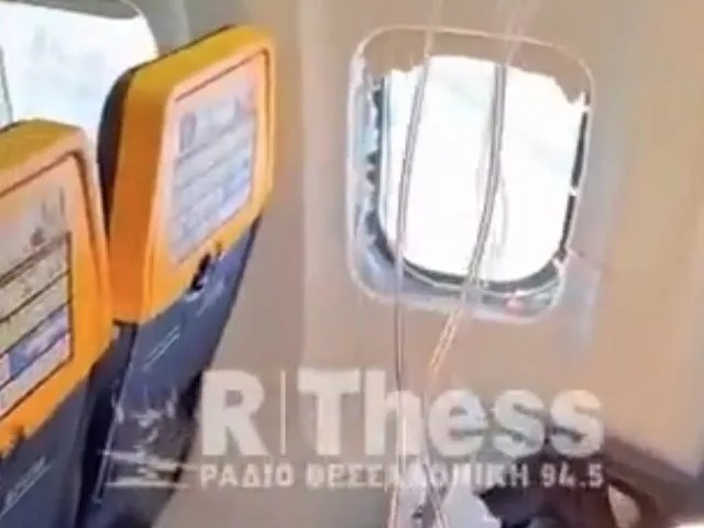 Người đàn ông được vợ cứu sống khi bị hút ra khỏi cửa sổ máy bay - Ảnh 1.