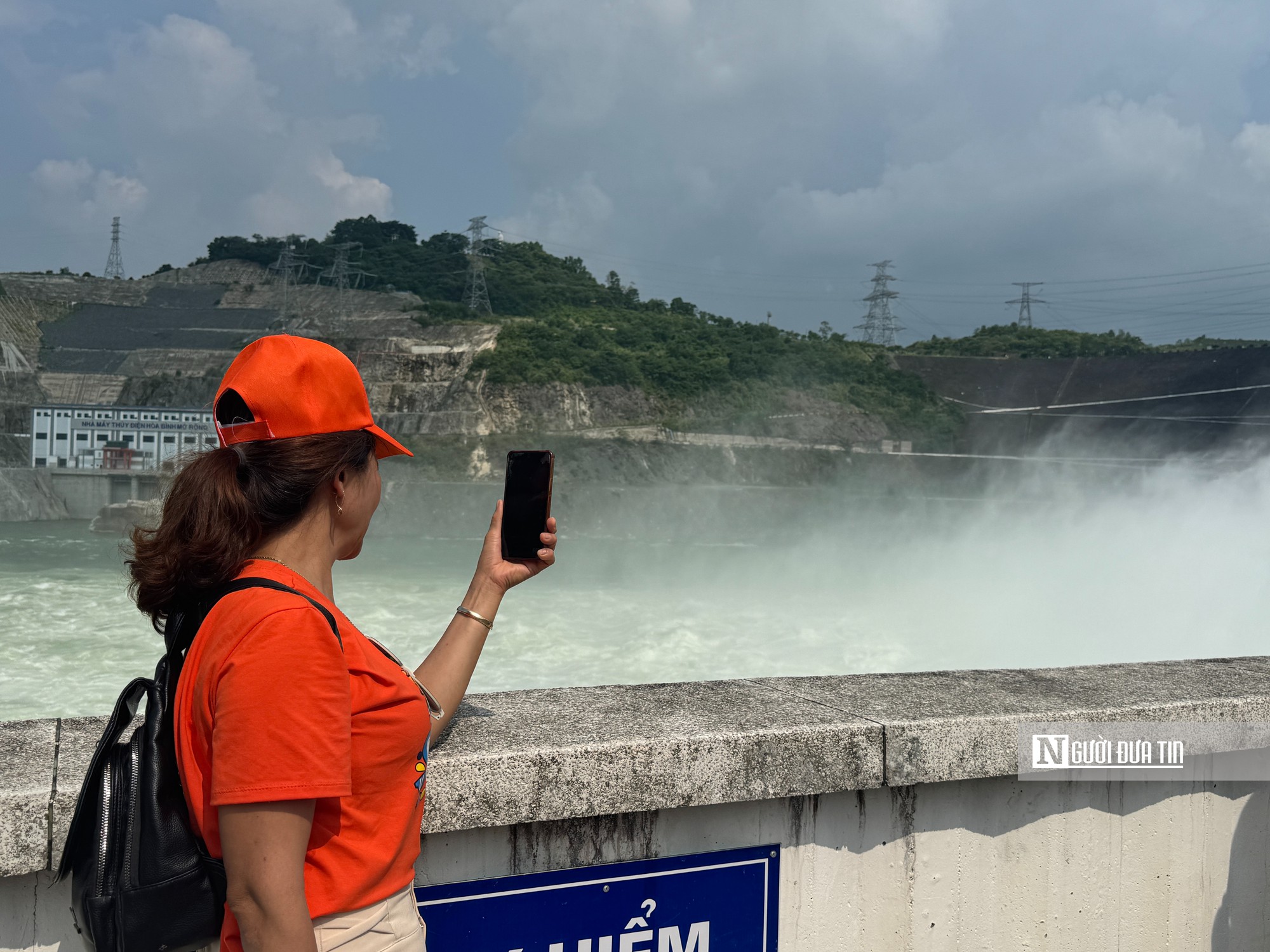 Thủy điện xả lũ, người dân hào hứng check-in- Ảnh 3.