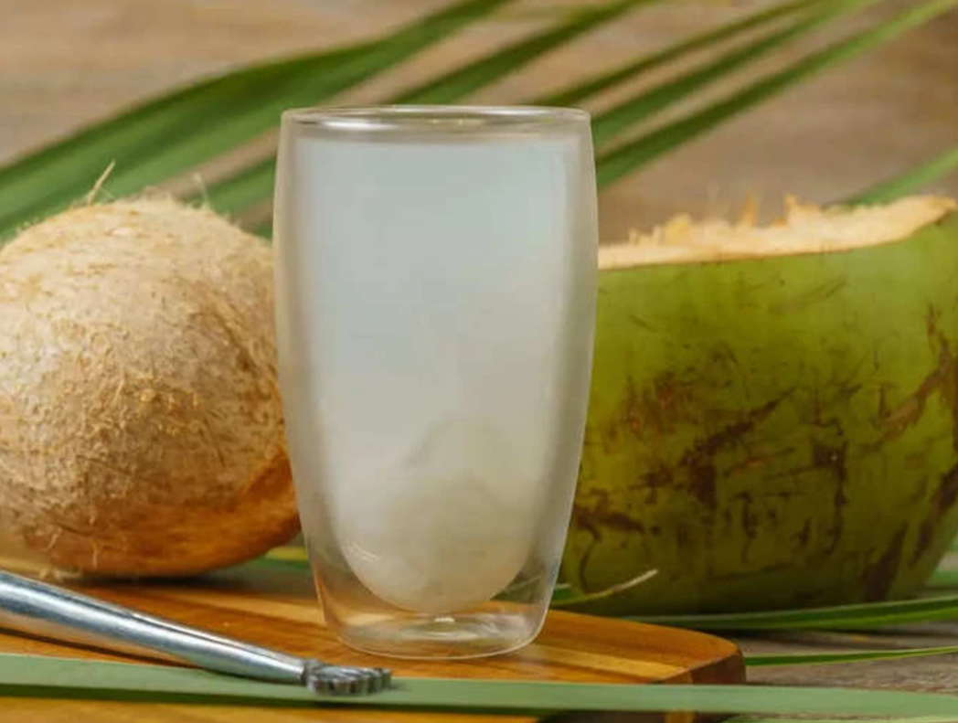 Người đàn ông 69 tuổi tử vong sau khi uống nước dừa, bác sĩ cảnh báo