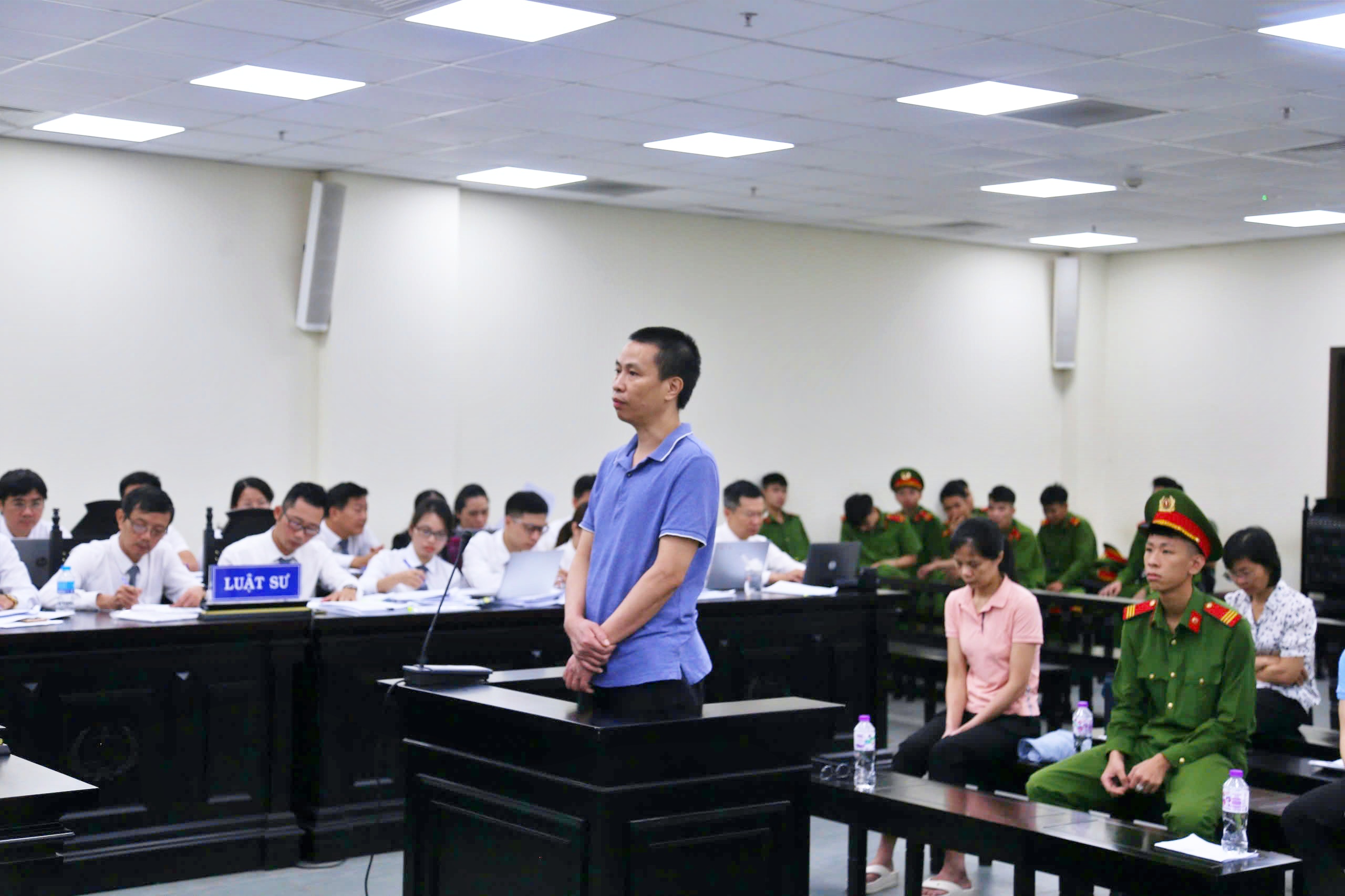 Ông chủ thực phẩm giả
