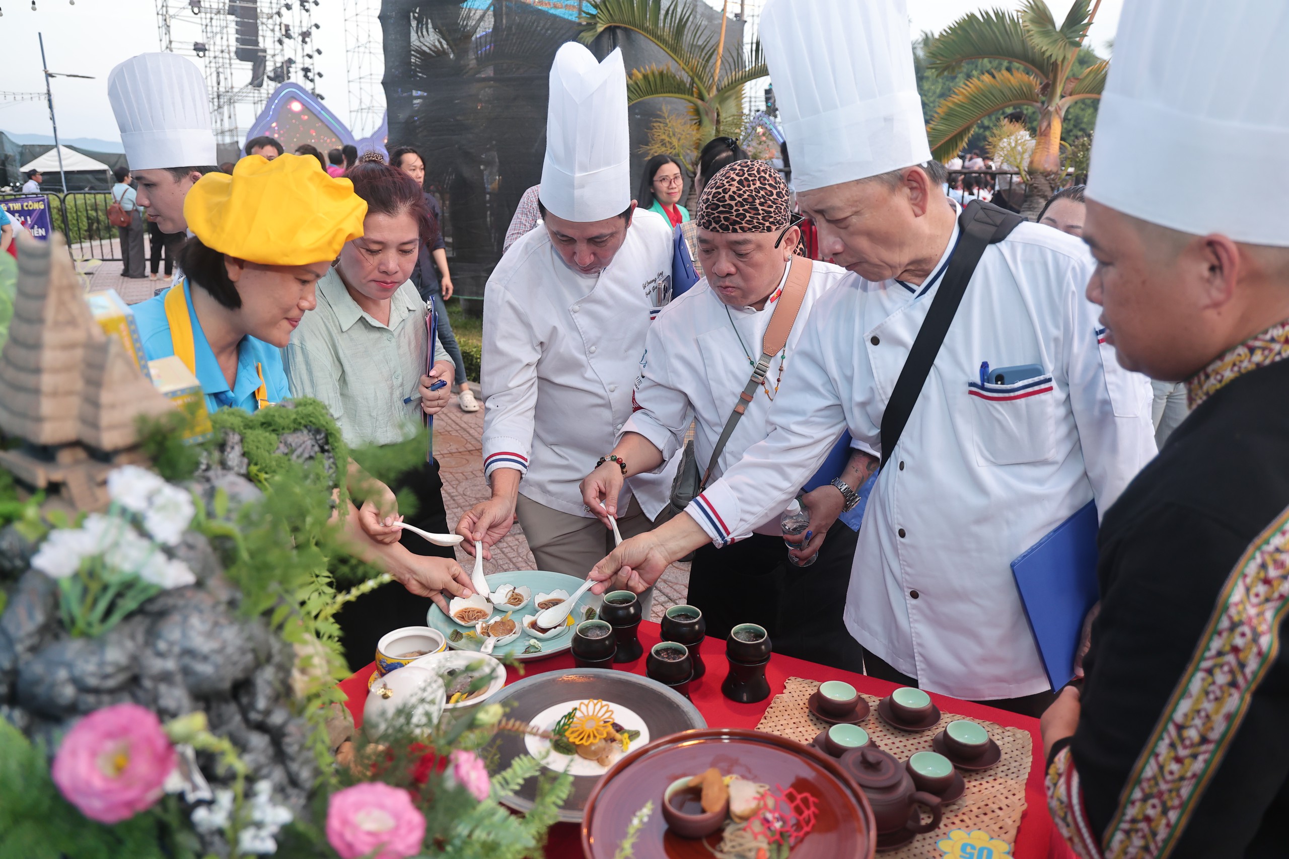 15 năm Lễ hội Ẩm thực Yến sào Khánh Hòa: Hành trình đưa đặc sản biển đảo vươn tầm- Ảnh 2.