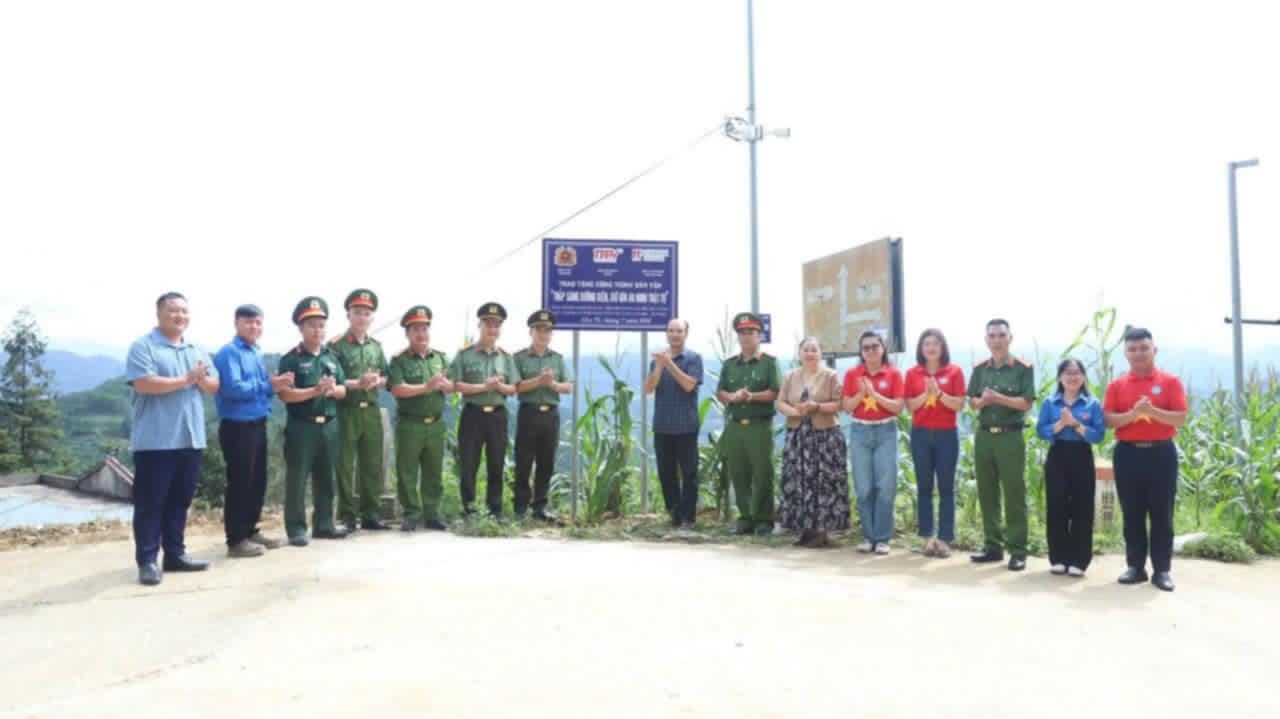 Khám chữa bệnh, cấp phát thuốc miễn phí và trao quà an sinh xã hội năm 2026 tại xã Cán Tỷ - Ảnh 2.