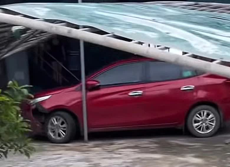 Clip &ocirc; t&ocirc; đi&ecirc;n li&ecirc;n tiếp t&ocirc;ng xe m&aacute;y trước qu&aacute;n karaoke: C&ocirc;ng an v&agrave;o cuộc điều tra- Ảnh 1.