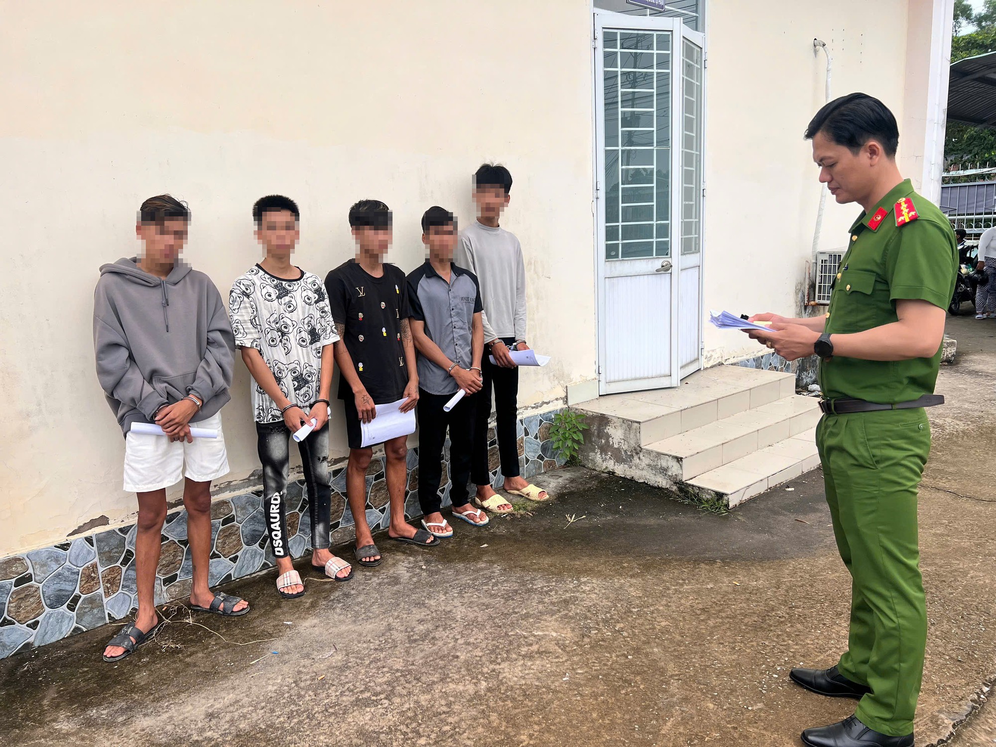 Khởi tố, bắt tạm giam nhóm đối tượng mang dao giải quyết mâu thuẫn tình cảm- Ảnh 1.