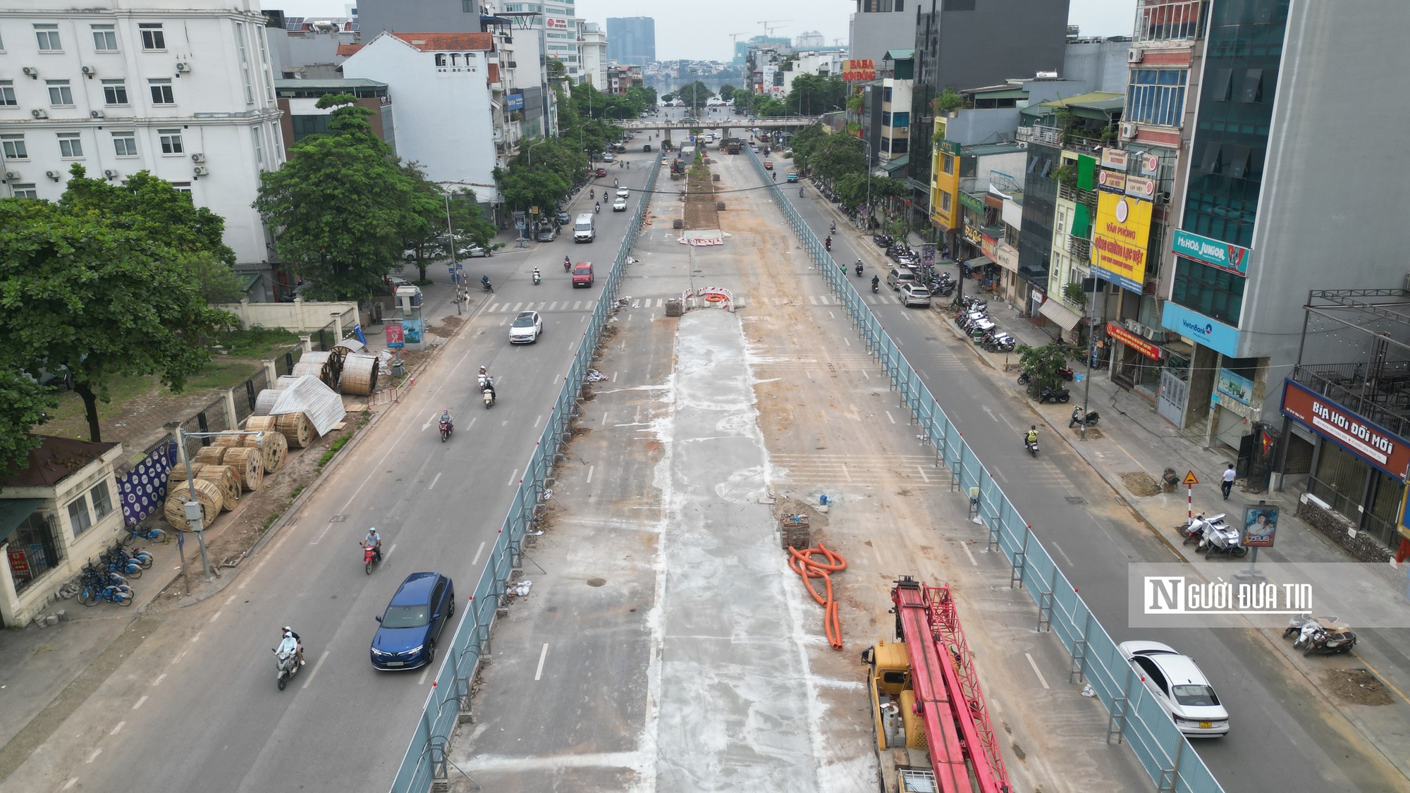 Cận cảnh rào chắn cố định gần 500m đường Văn Cao để thi công ga metro Quần Ngựa - Ảnh 1.