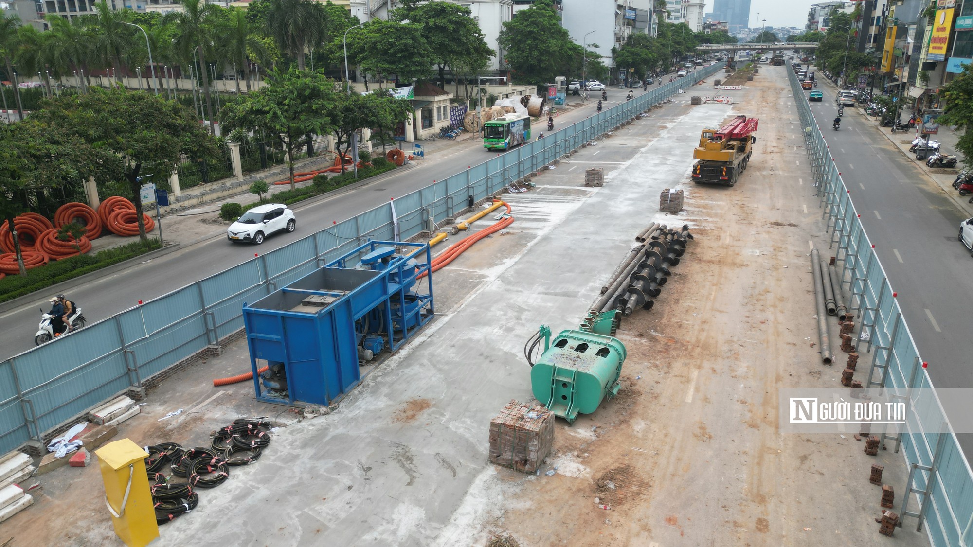 Cận cảnh rào chắn cố định gần 500m đường Văn Cao để thi công ga metro Quần Ngựa - Ảnh 2.
