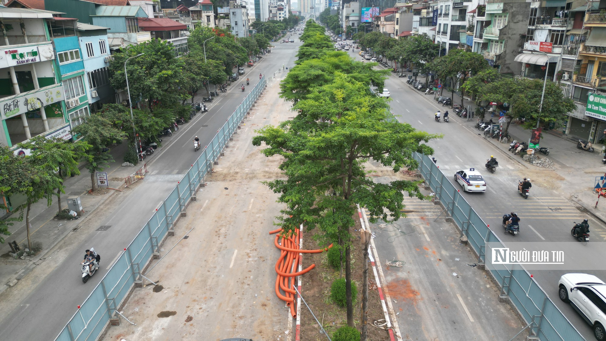 Cận cảnh rào chắn cố định gần 500m đường Văn Cao để thi công ga metro Quần Ngựa - Ảnh 3.