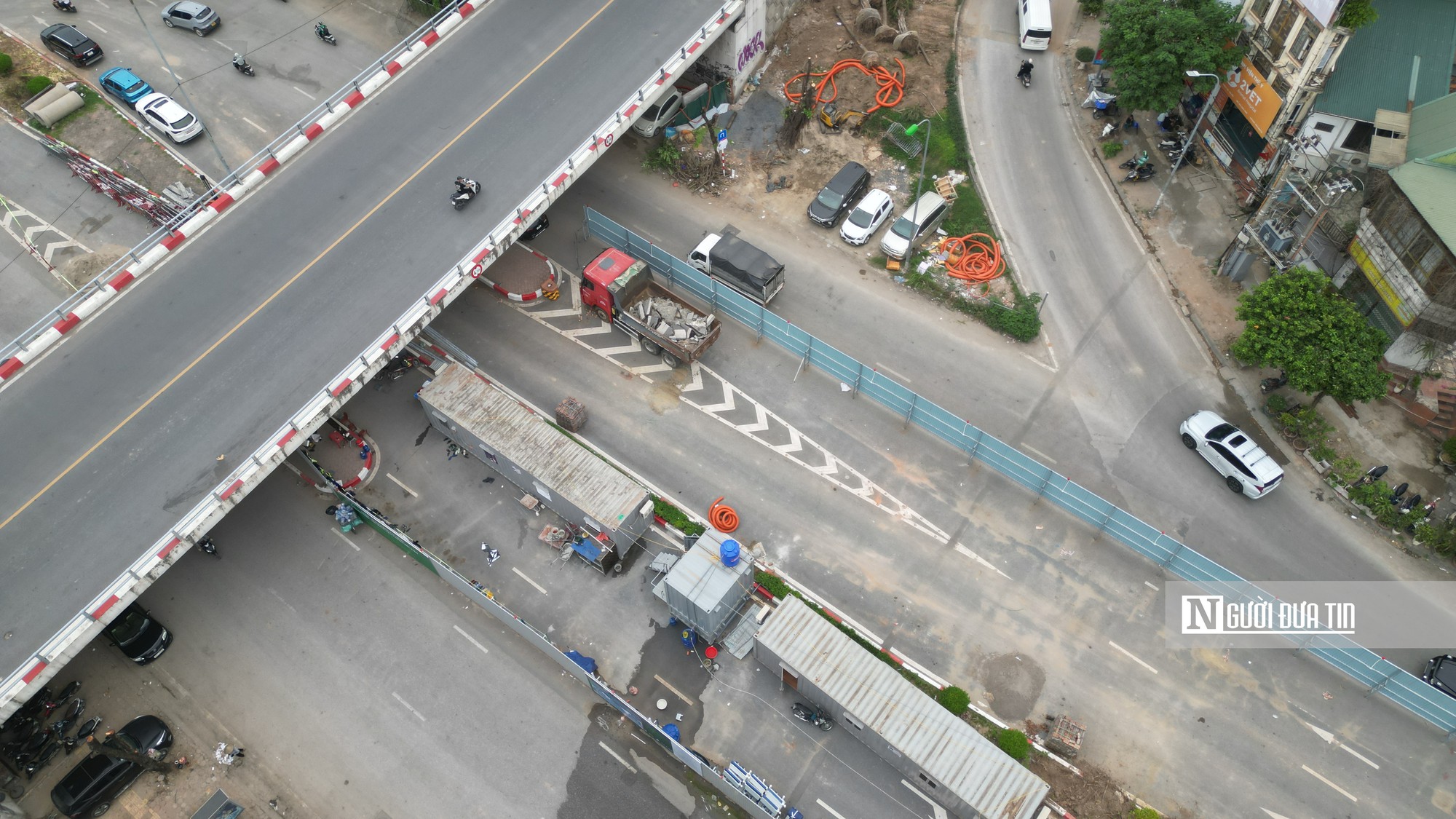 Cận cảnh rào chắn cố định gần 500m đường Văn Cao để thi công ga metro Quần Ngựa - Ảnh 4.