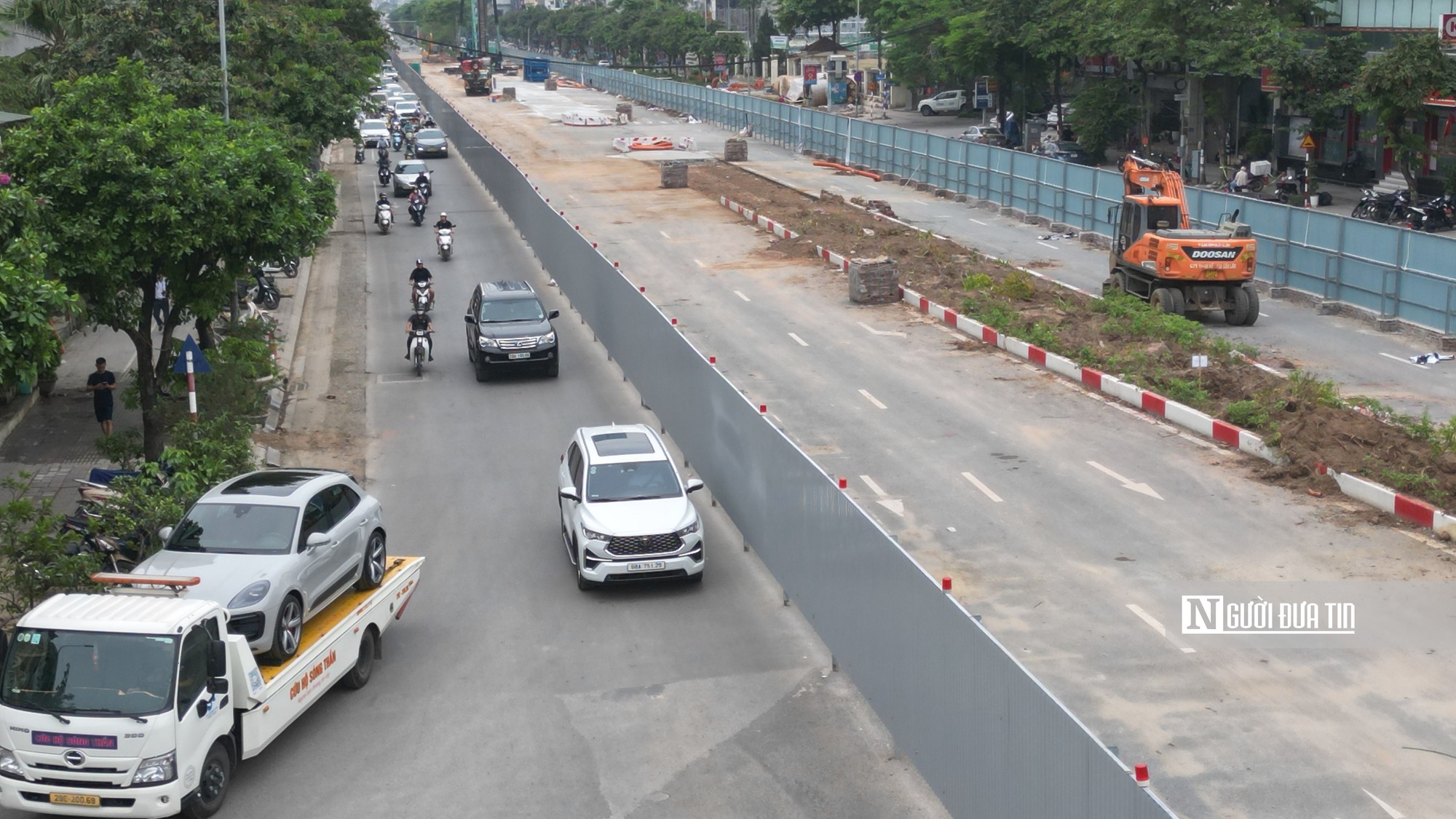 Cận cảnh rào chắn cố định gần 500m đường Văn Cao để thi công ga metro Quần Ngựa - Ảnh 5.