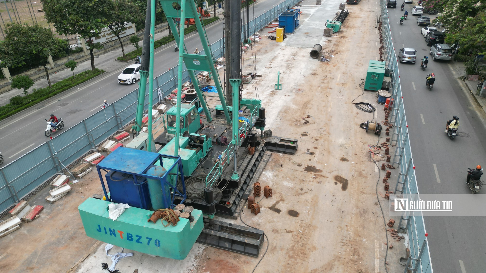 Cận cảnh rào chắn cố định gần 500m đường Văn Cao để thi công ga metro Quần Ngựa - Ảnh 6.