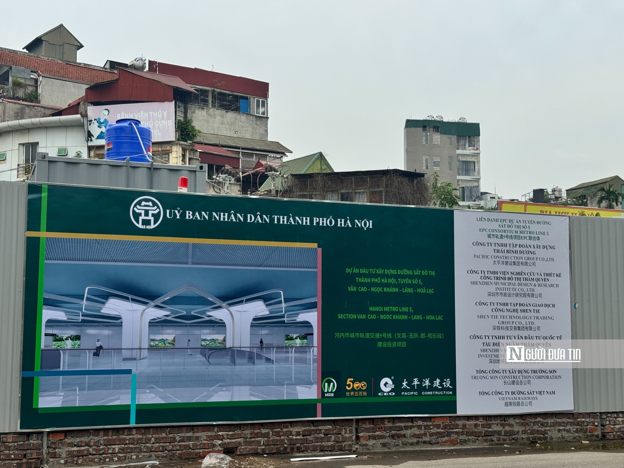 Cận cảnh rào chắn cố định gần 500m đường Văn Cao để thi công ga metro Quần Ngựa - Ảnh 10.