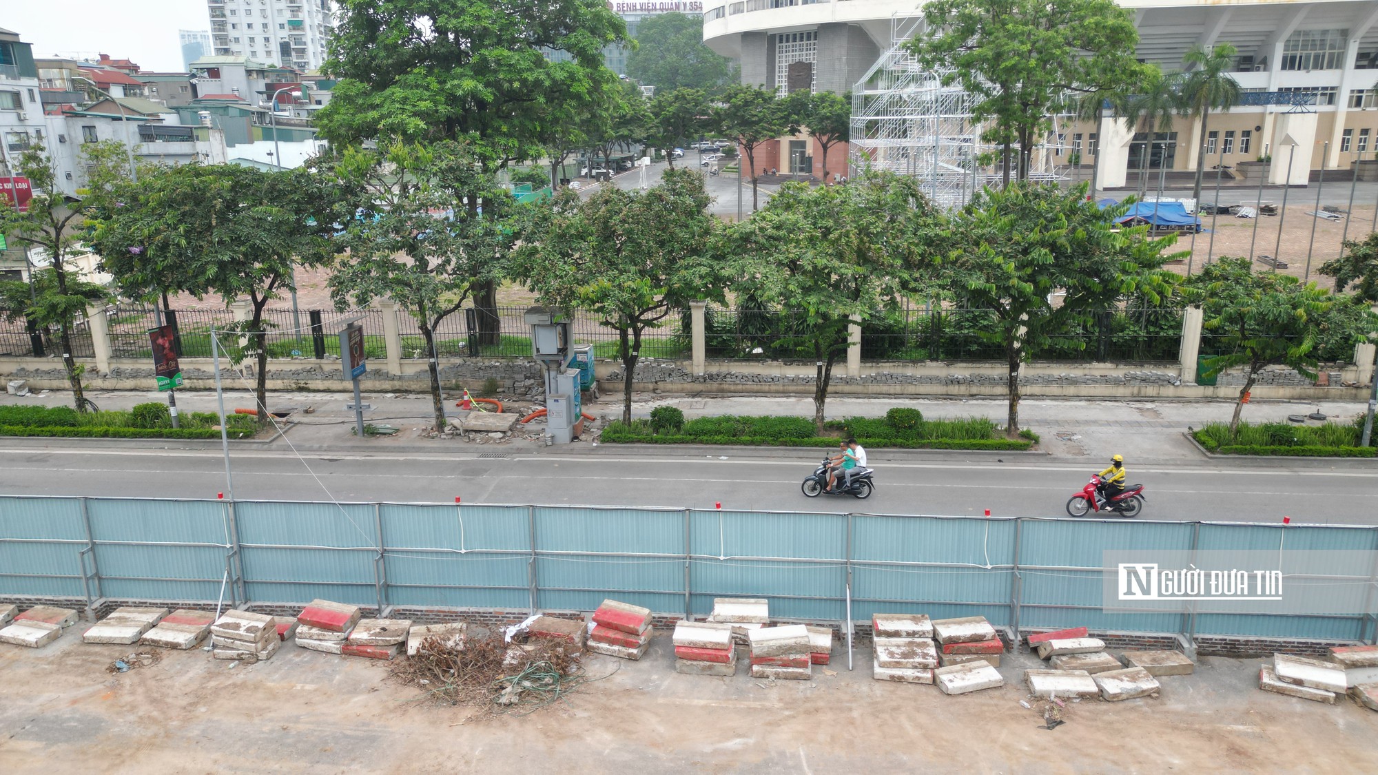 Cận cảnh rào chắn cố định gần 500m đường Văn Cao để thi công ga metro Quần Ngựa - Ảnh 7.