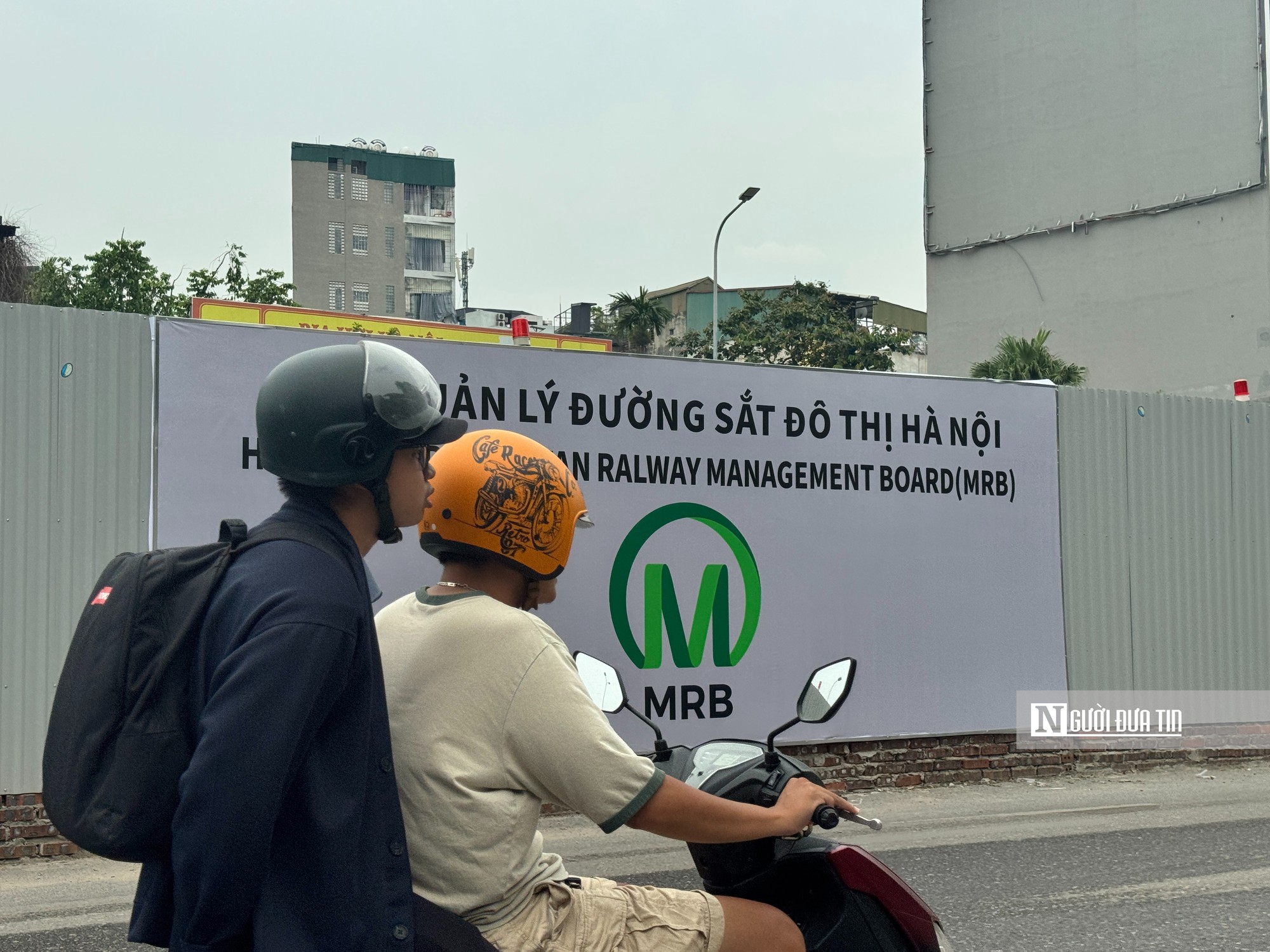 Cận cảnh rào chắn cố định gần 500m đường Văn Cao để thi công ga metro Quần Ngựa - Ảnh 8.