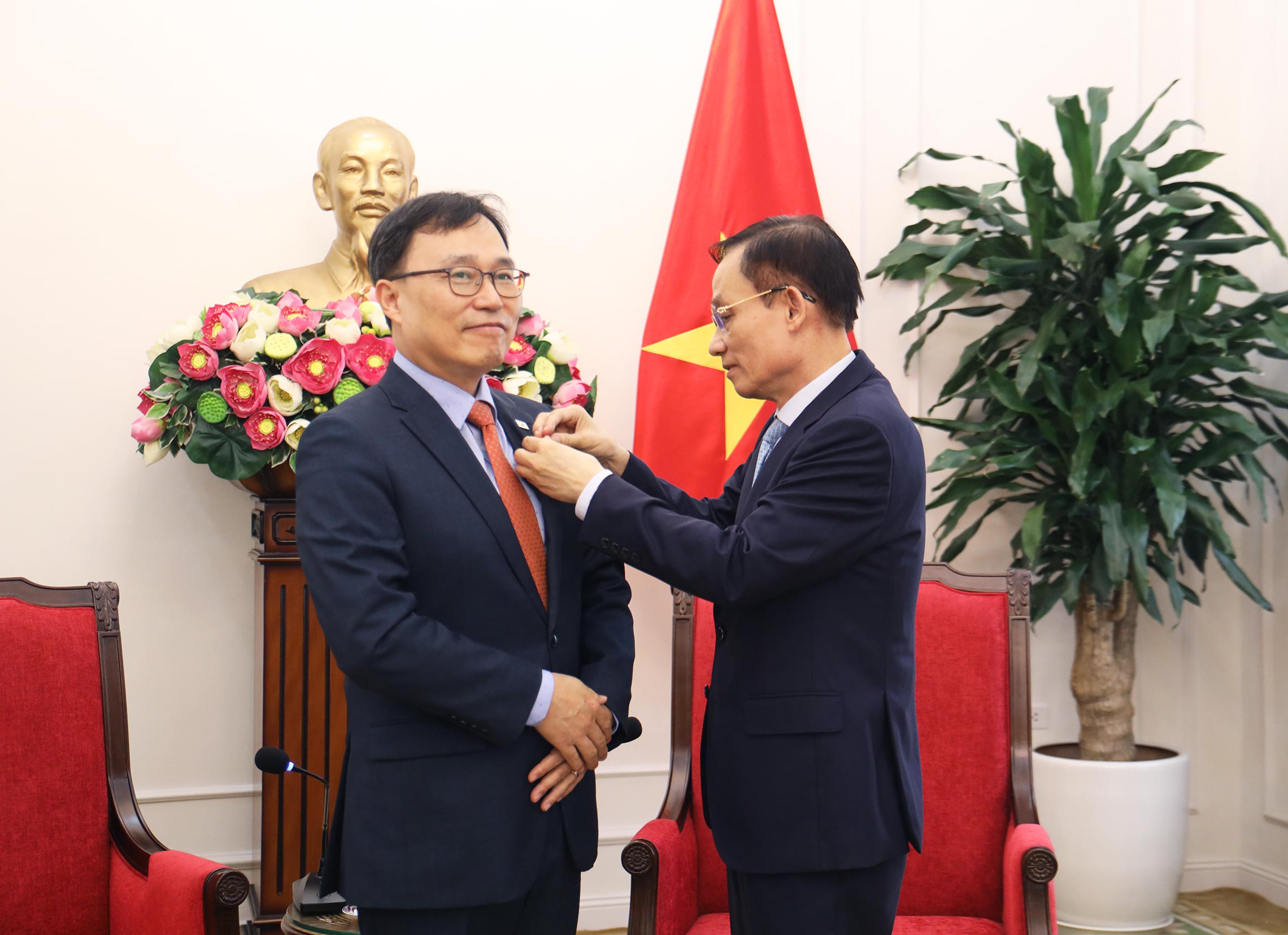 Bộ trưởng Bộ Ngoại giao tiếp Đại sứ Hàn Quốc tại Việt Nam Choi Young Sam chào từ biệt - Ảnh 2.