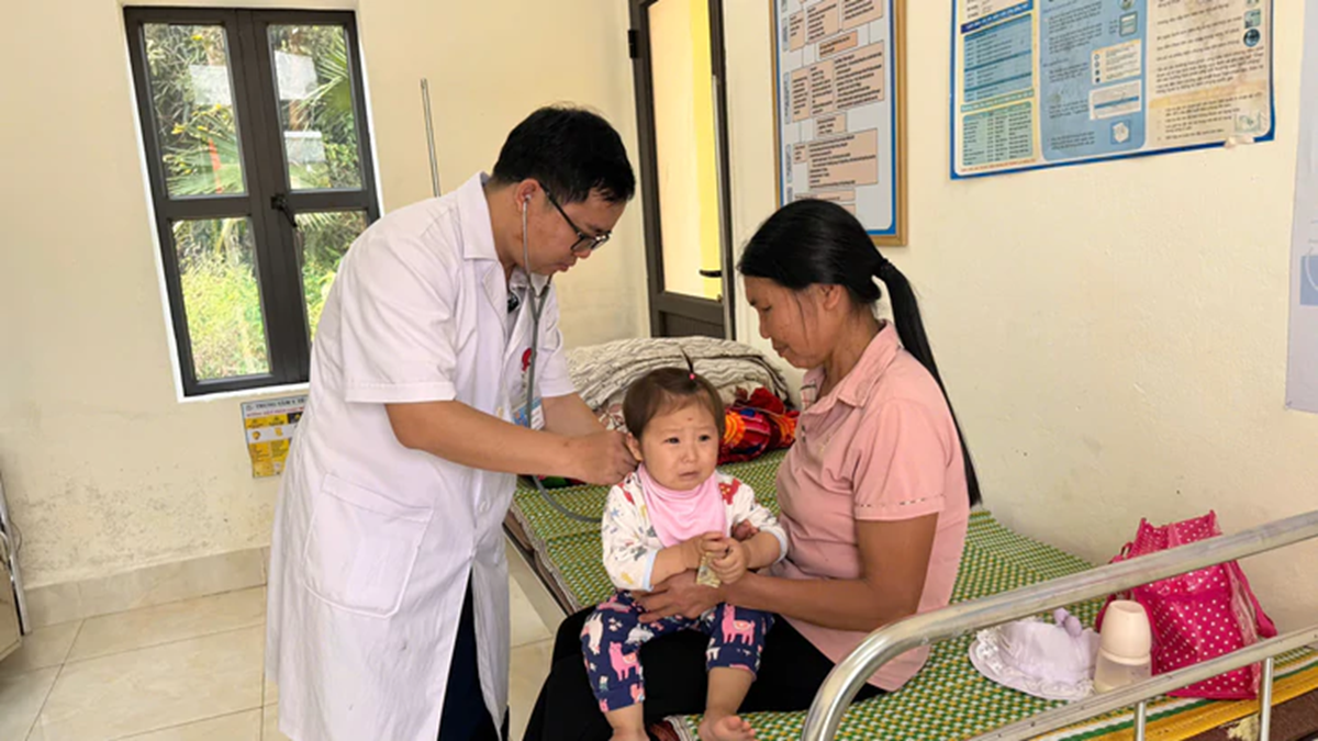 Từ 15/8, trẻ dưới 6 tuổi được khám sức khỏe định kỳ: Cha mẹ cần biết những quyền lợi này - Ảnh 1.