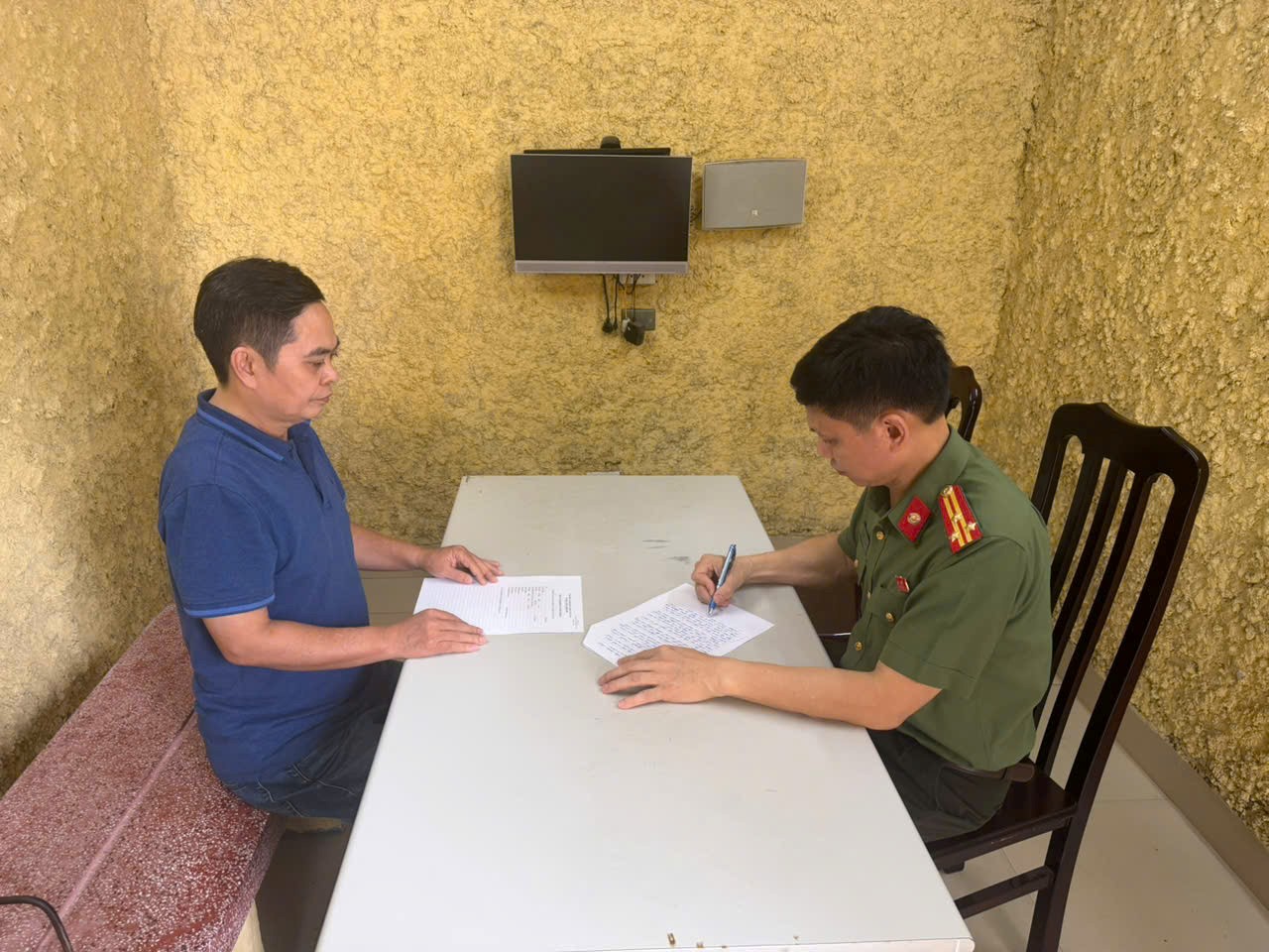 Khởi tố, bắt tạm giam Gi&aacute;m đốc Nh&agrave; xuất bản Hội Nh&agrave; văn li&ecirc;n quan cuốn s&aacute;ch "Chuyện với Thanh"- Ảnh 2.