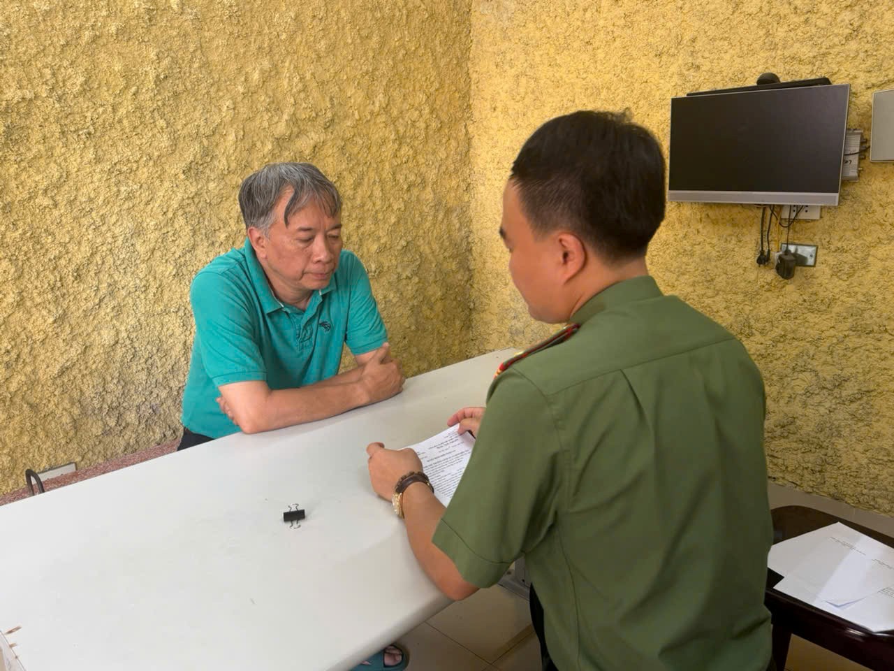 Khởi tố, bắt tạm giam Gi&aacute;m đốc Nh&agrave; xuất bản Hội Nh&agrave; văn li&ecirc;n quan cuốn s&aacute;ch "Chuyện với Thanh"- Ảnh 3.