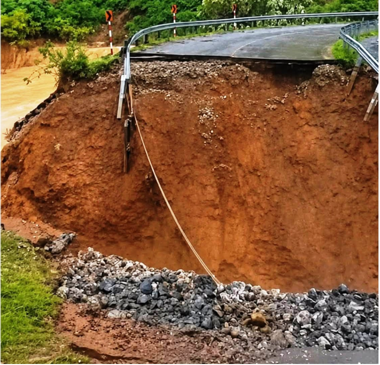 Quốc lộ 12 bị đứt nền đường, giao thông tê liệt - Ảnh 3.