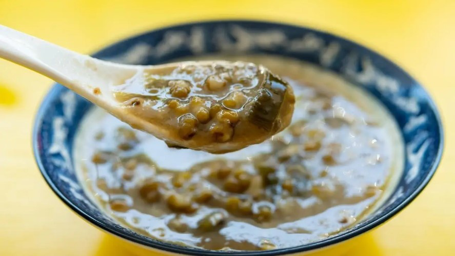Uống canh đậu xanh suốt 3 ngày, người phụ nữ nhập viện nguy kịch - Ảnh 1.
