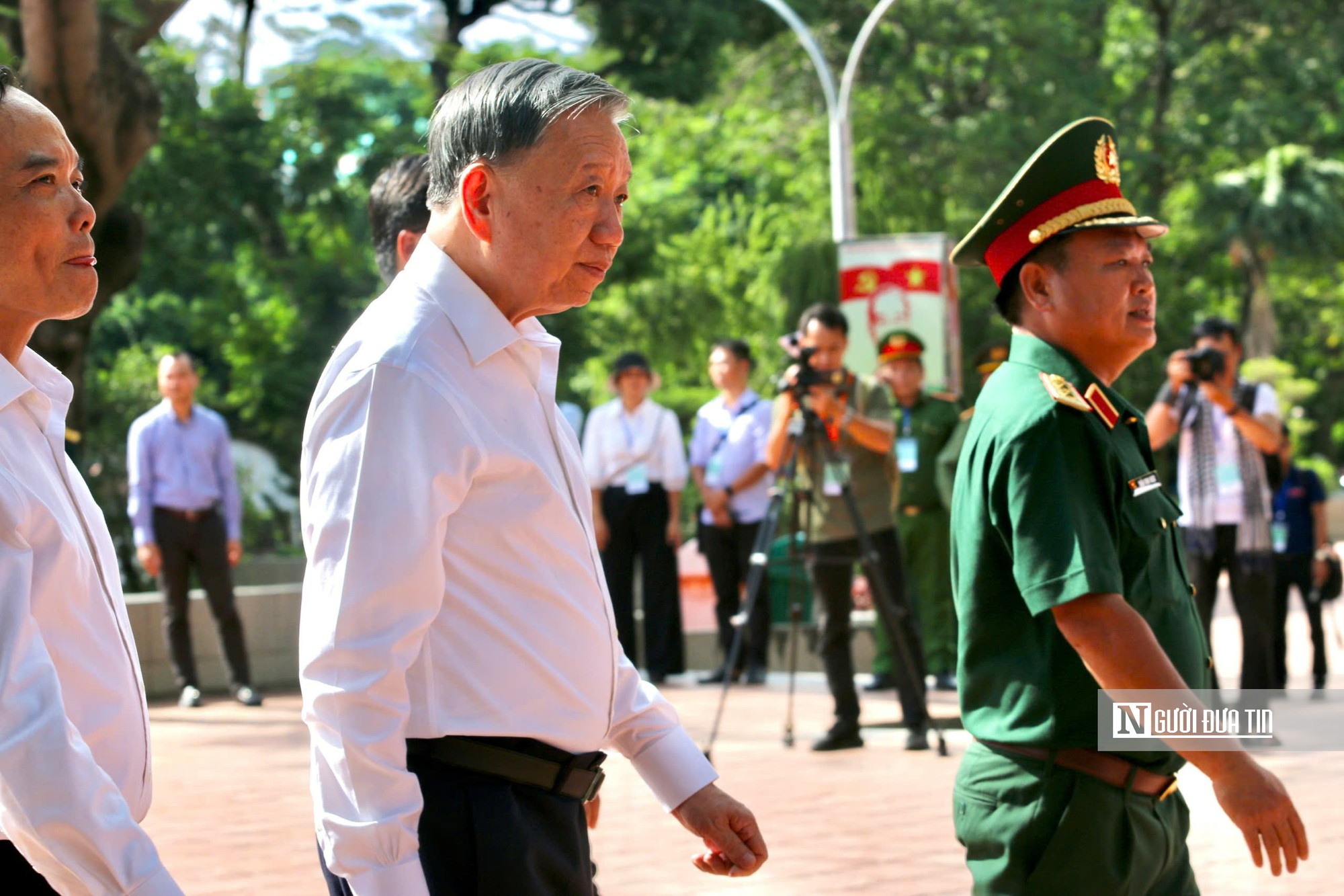 Tổng Bí thư, Chủ tịch nước dâng hương tưởng niệm, thăm lực lượng tìm kiếm hài cốt liệt sĩ tại Công viên Lê Thị Riêng- Ảnh 1.