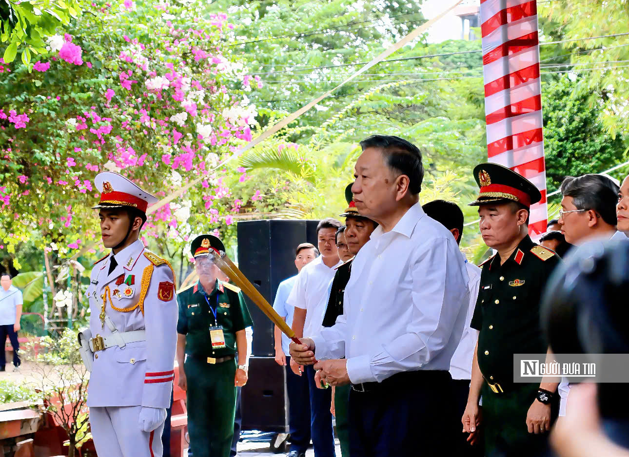 Tổng Bí thư, Chủ tịch nước dâng hương tưởng niệm, thăm lực lượng tìm kiếm hài cốt liệt sĩ tại Công viên Lê Thị Riêng- Ảnh 2.